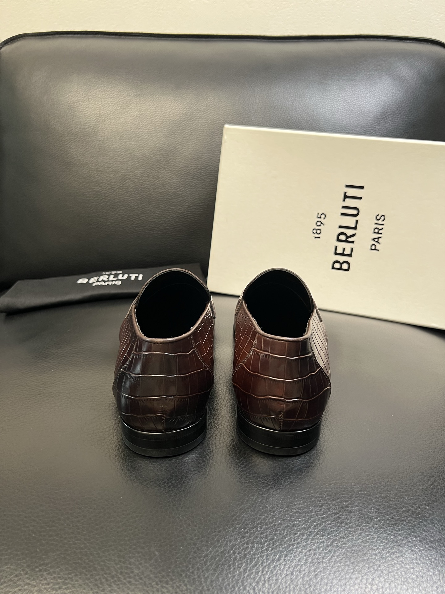 Berluti 高品质 顶级工艺品 布鲁提 专柜同步发售原厂配置，意大利进口牛皮面料，全进口水染牛皮里垫