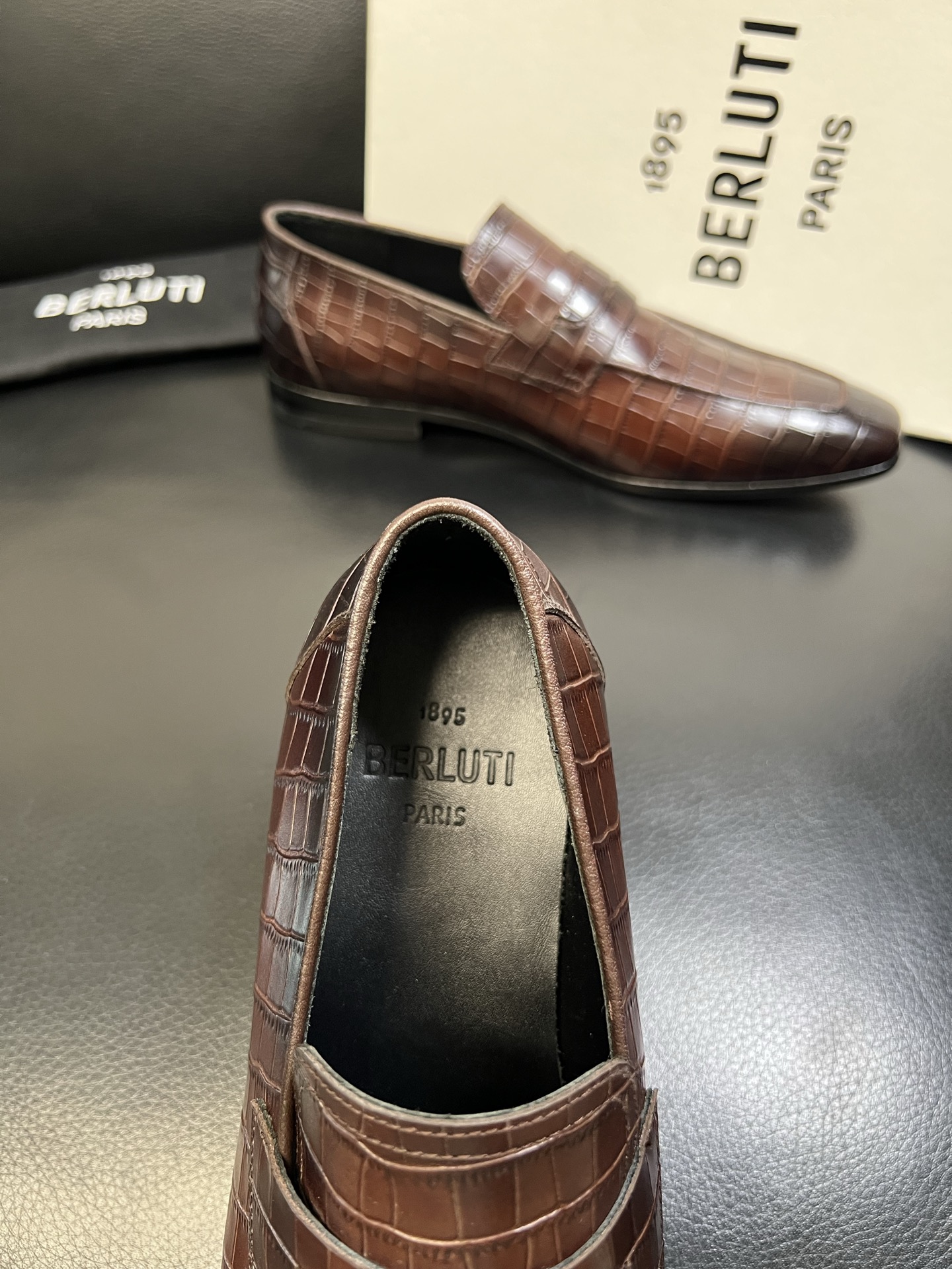 Berluti 高品质 顶级工艺品 布鲁提 专柜同步发售原厂配置，意大利进口牛皮面料，全进口水染牛皮里垫