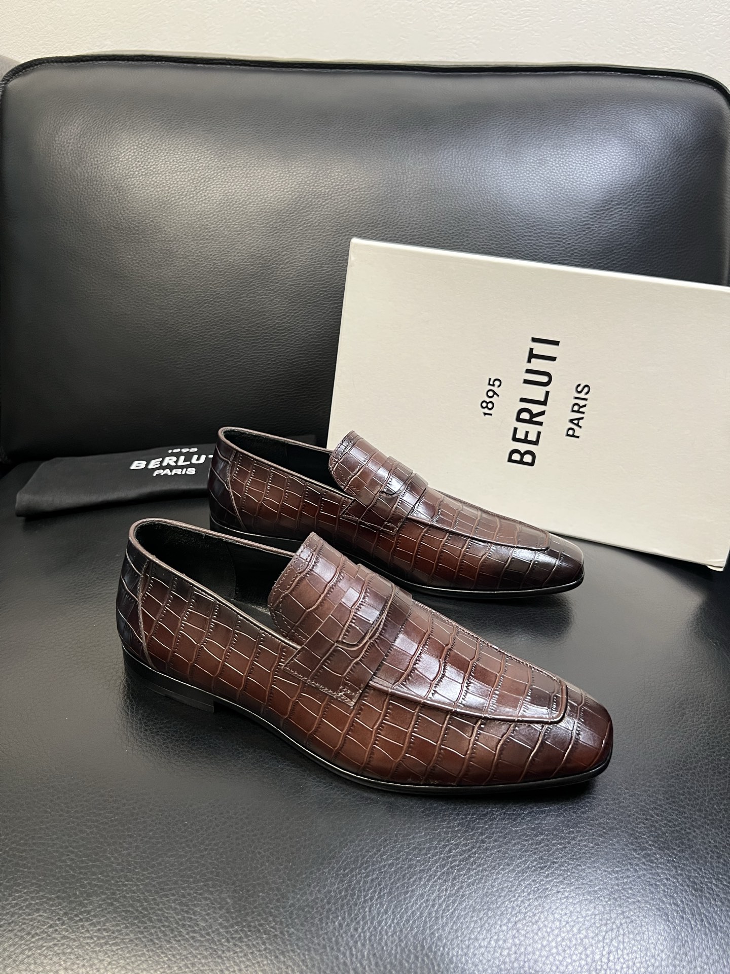 Berluti 高品质 顶级工艺品 布鲁提 专柜同步发售原厂配置，意大利进口牛皮面料，全进口水染牛皮里垫