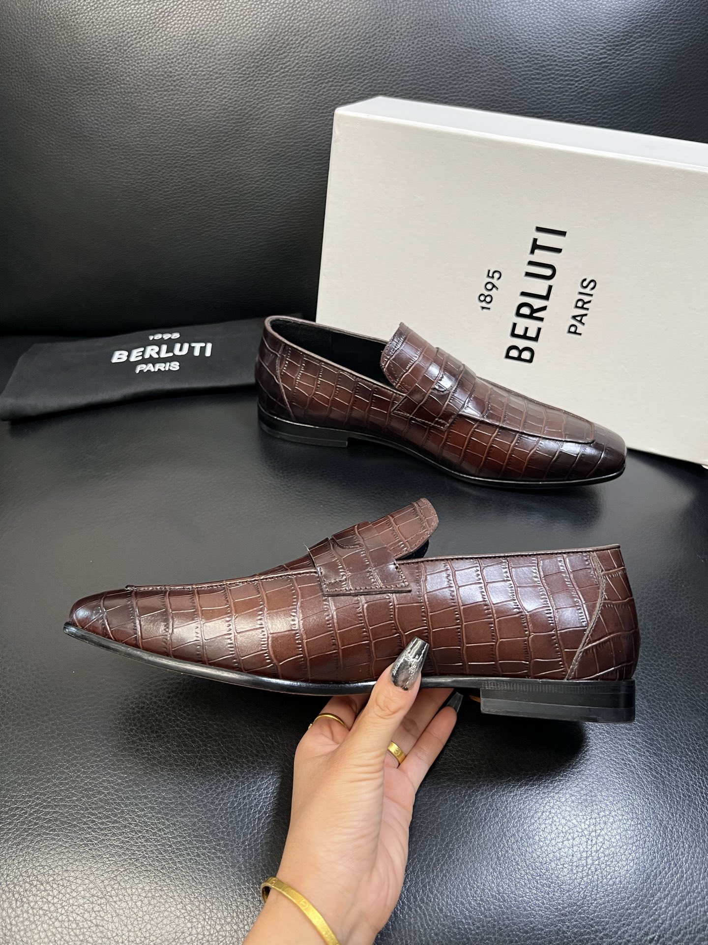 Berluti 高品质 顶级工艺品 布鲁提 专柜同步发售原厂配置，意大利进口牛皮面料，全进口水染牛皮里垫