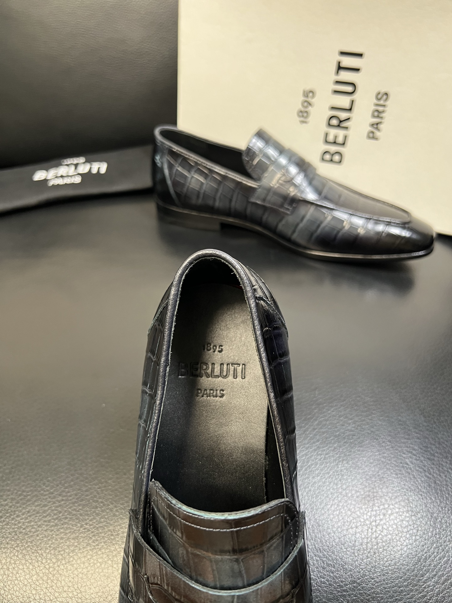 Berluti 高品质 顶级工艺品 布鲁提 专柜同步发售原厂配置，意大利进口牛皮面料，全进口水染牛皮里垫