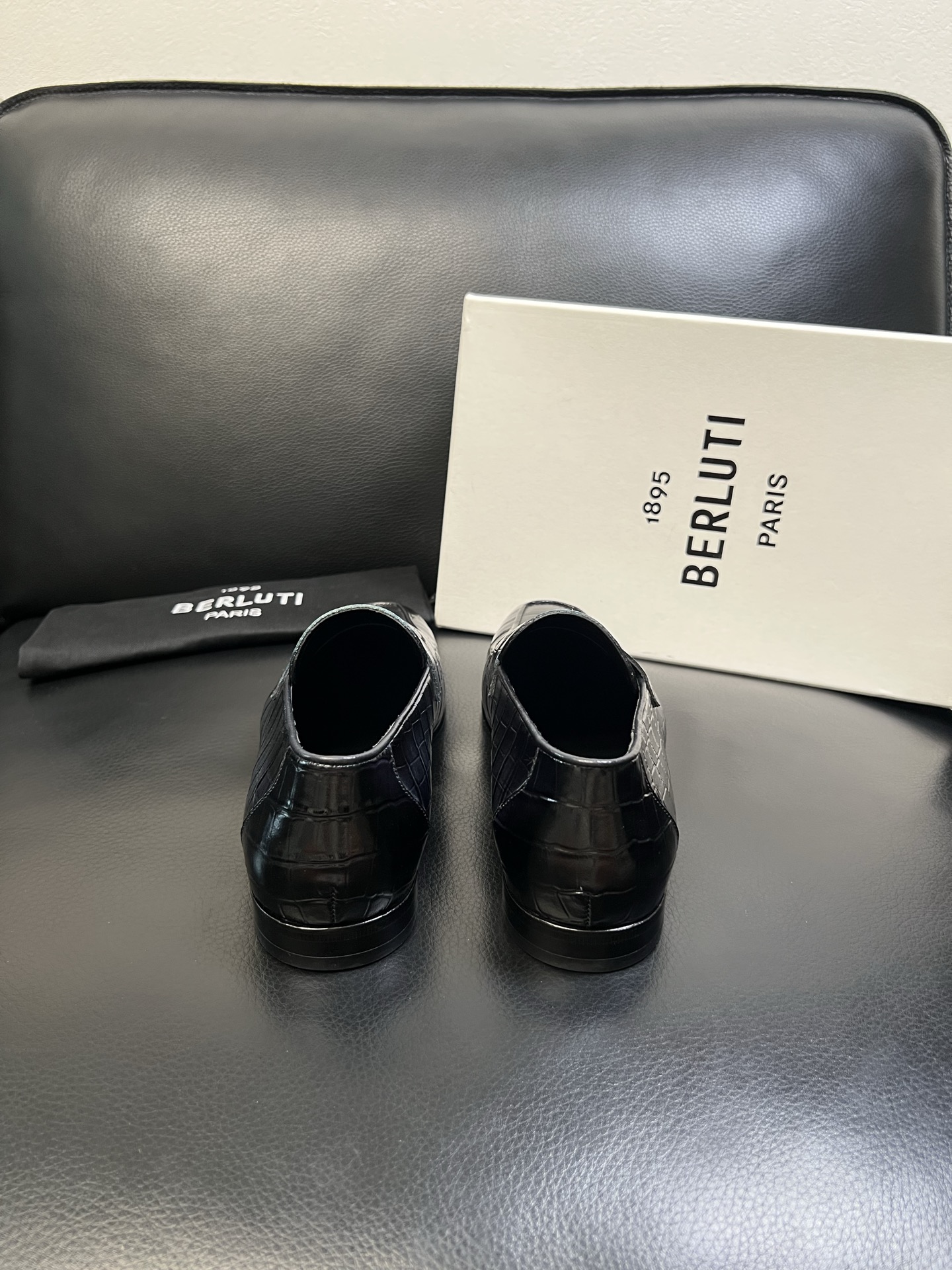 Berluti 高品质 顶级工艺品 布鲁提 专柜同步发售原厂配置，意大利进口牛皮面料，全进口水染牛皮里垫