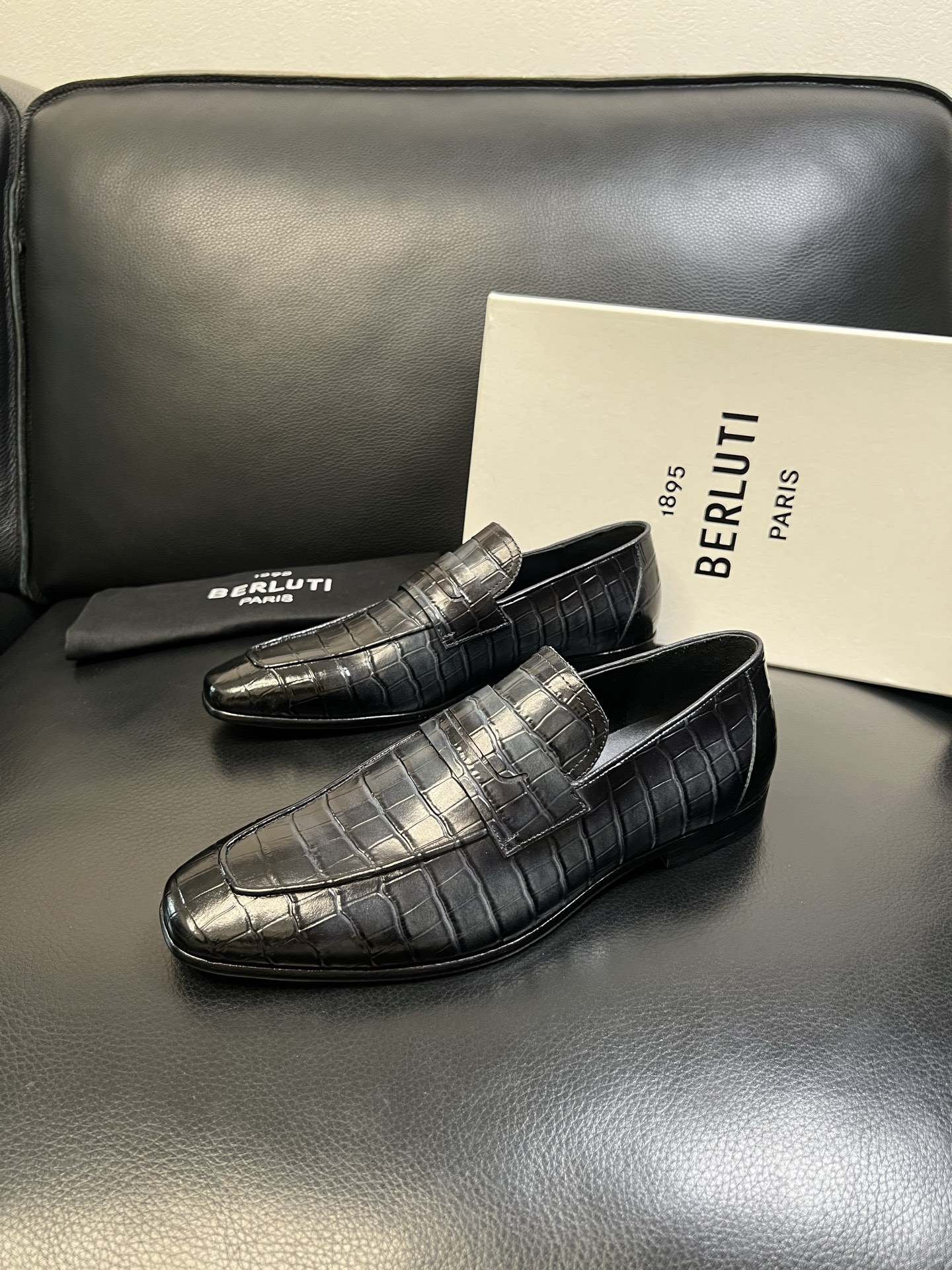 Berluti 高品质 顶级工艺品 布鲁提 专柜同步发售原厂配置，意大利进口牛皮面料，全进口水染牛皮里垫