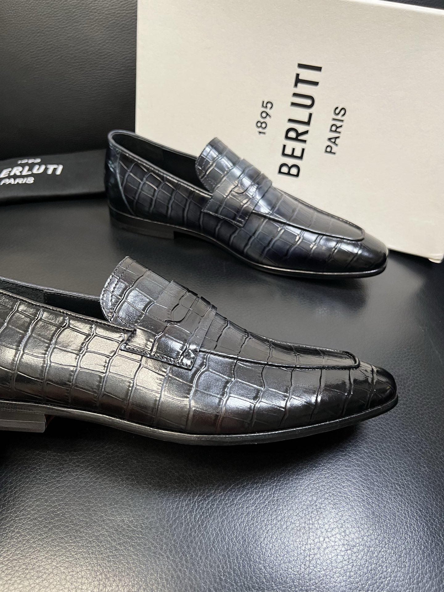 Berluti 高品质 顶级工艺品 布鲁提 专柜同步发售原厂配置，意大利进口牛皮面料，全进口水染牛皮里垫