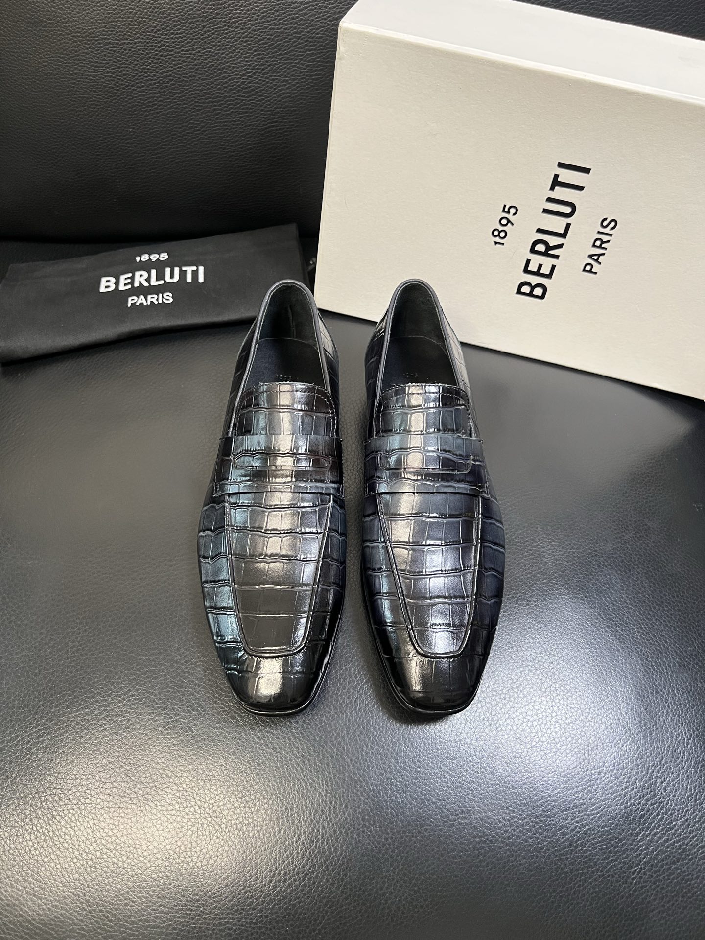 Berluti 高品质 顶级工艺品 布鲁提 专柜同步发售原厂配置，意大利进口牛皮面料，全进口水染牛皮里垫