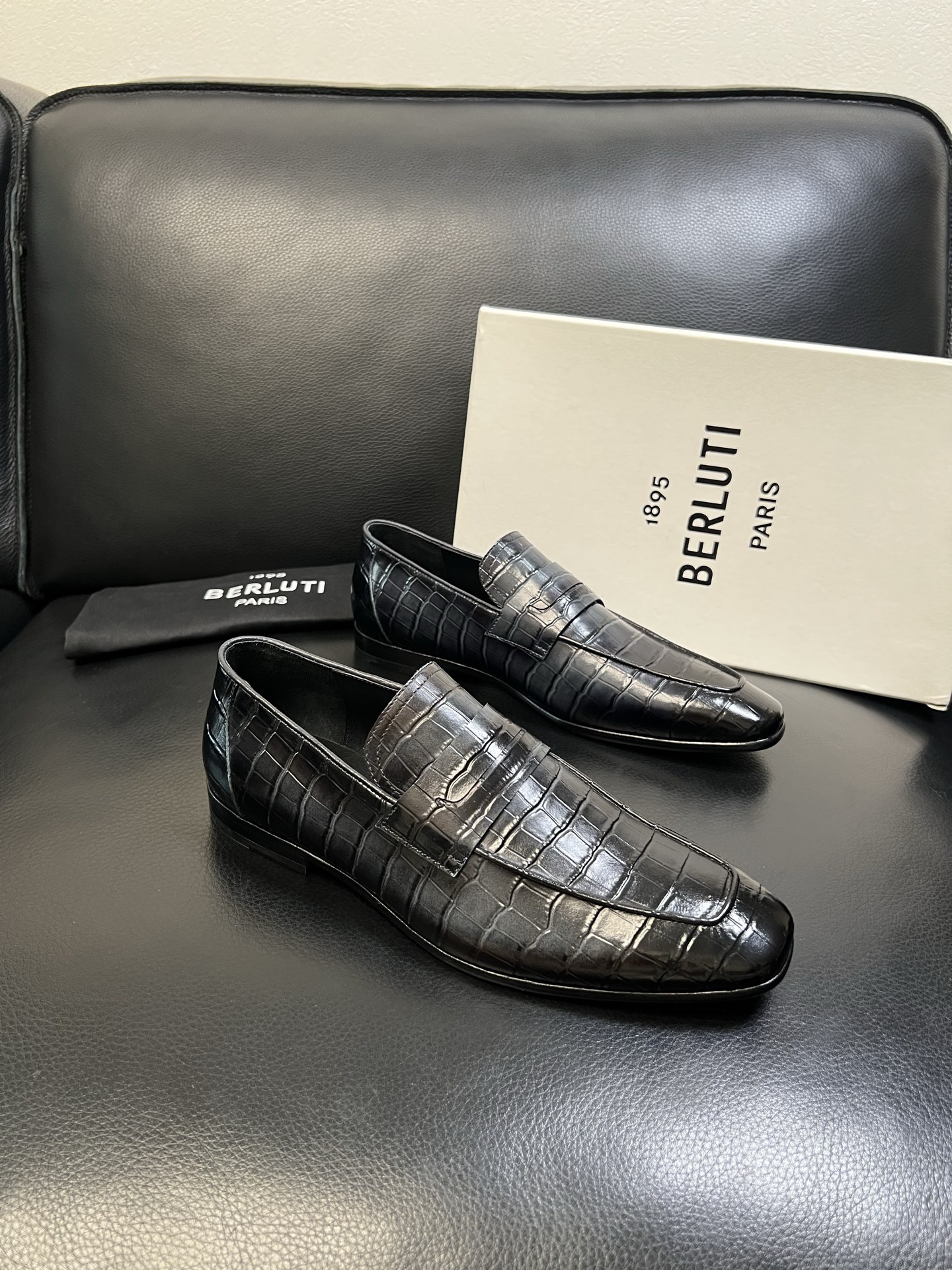 Berluti 高品质 顶级工艺品 布鲁提 专柜同步发售原厂配置，意大利进口牛皮面料，全进口水染牛皮里垫