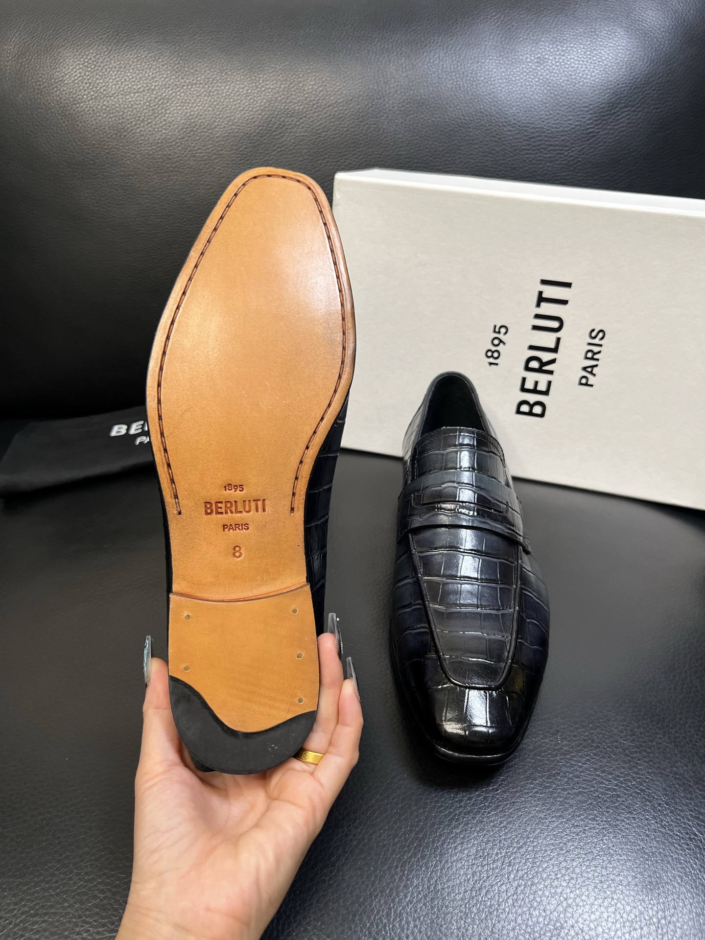 Berluti 高品质 顶级工艺品 布鲁提 专柜同步发售原厂配置，意大利进口牛皮面料，全进口水染牛皮里垫
