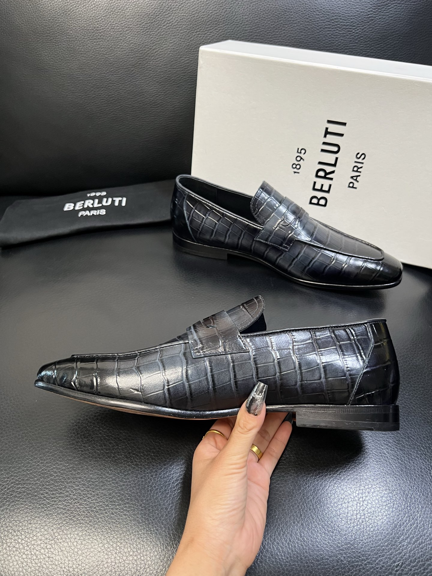 Berluti 高品质 顶级工艺品 布鲁提 专柜同步发售原厂配置，意大利进口牛皮面料，全进口水染牛皮里垫