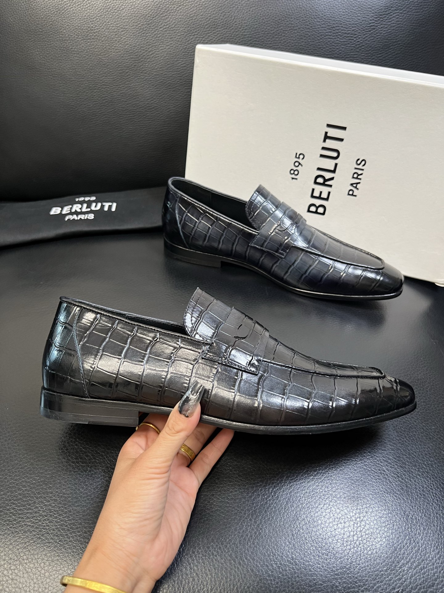 Berluti 高品质 顶级工艺品 布鲁提 专柜同步发售原厂配置，意大利进口牛皮面料，全进口水染牛皮里垫