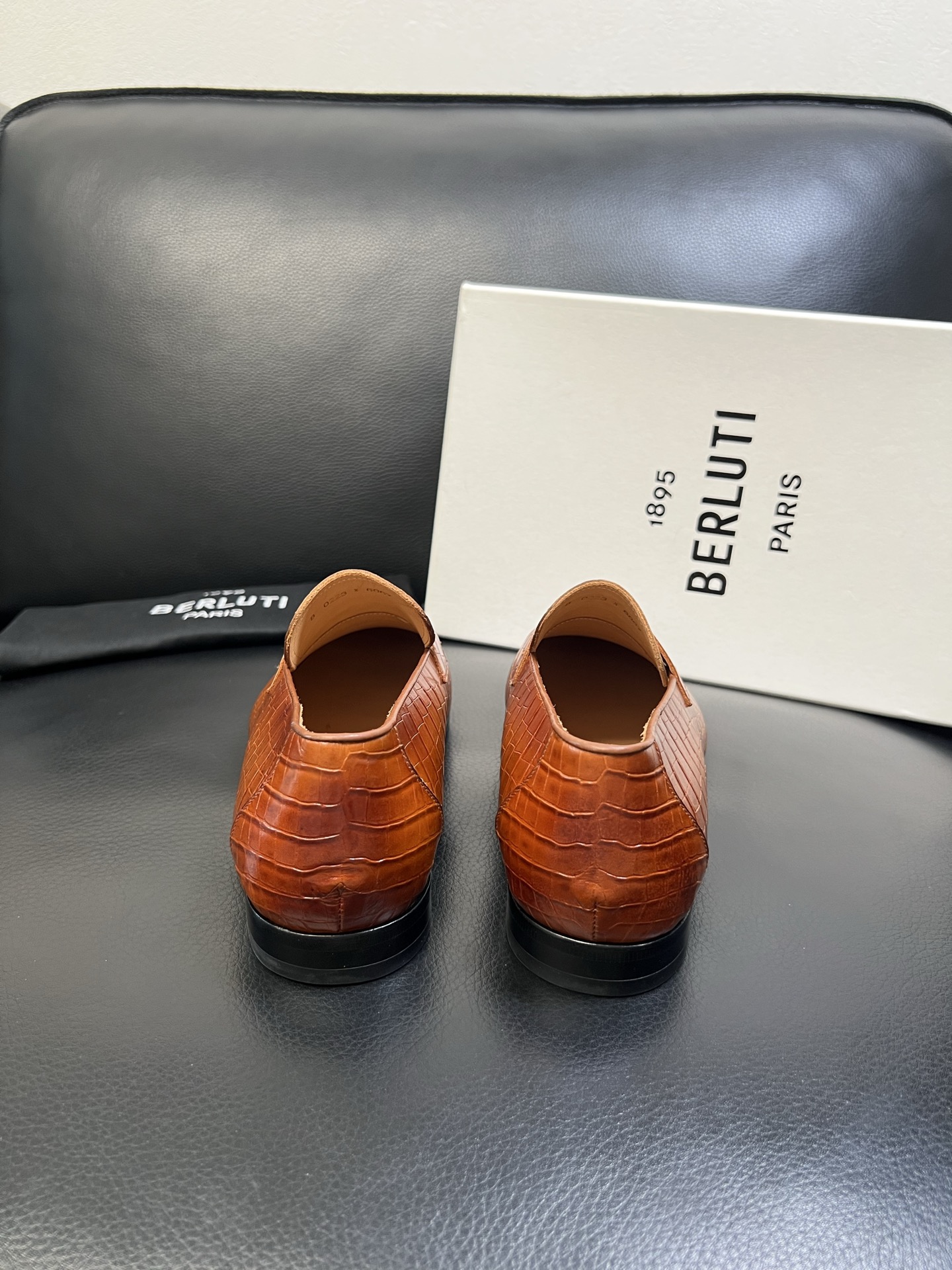 Berluti 高品质 顶级工艺品 布鲁提 专柜同步发售原厂配置，意大利进口牛皮面料，全进口水染牛皮里垫