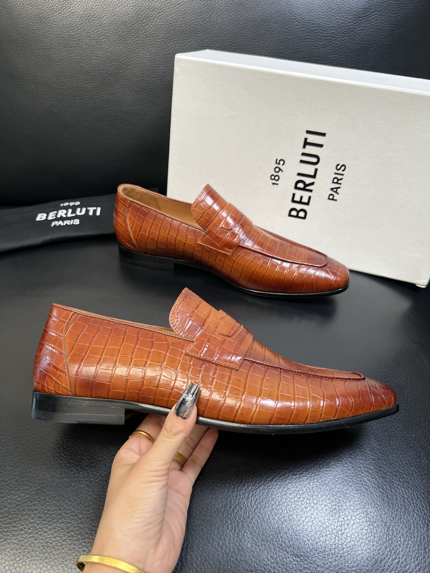 Berluti 高品质 顶级工艺品 布鲁提 专柜同步发售原厂配置，意大利进口牛皮面料，全进口水染牛皮里垫