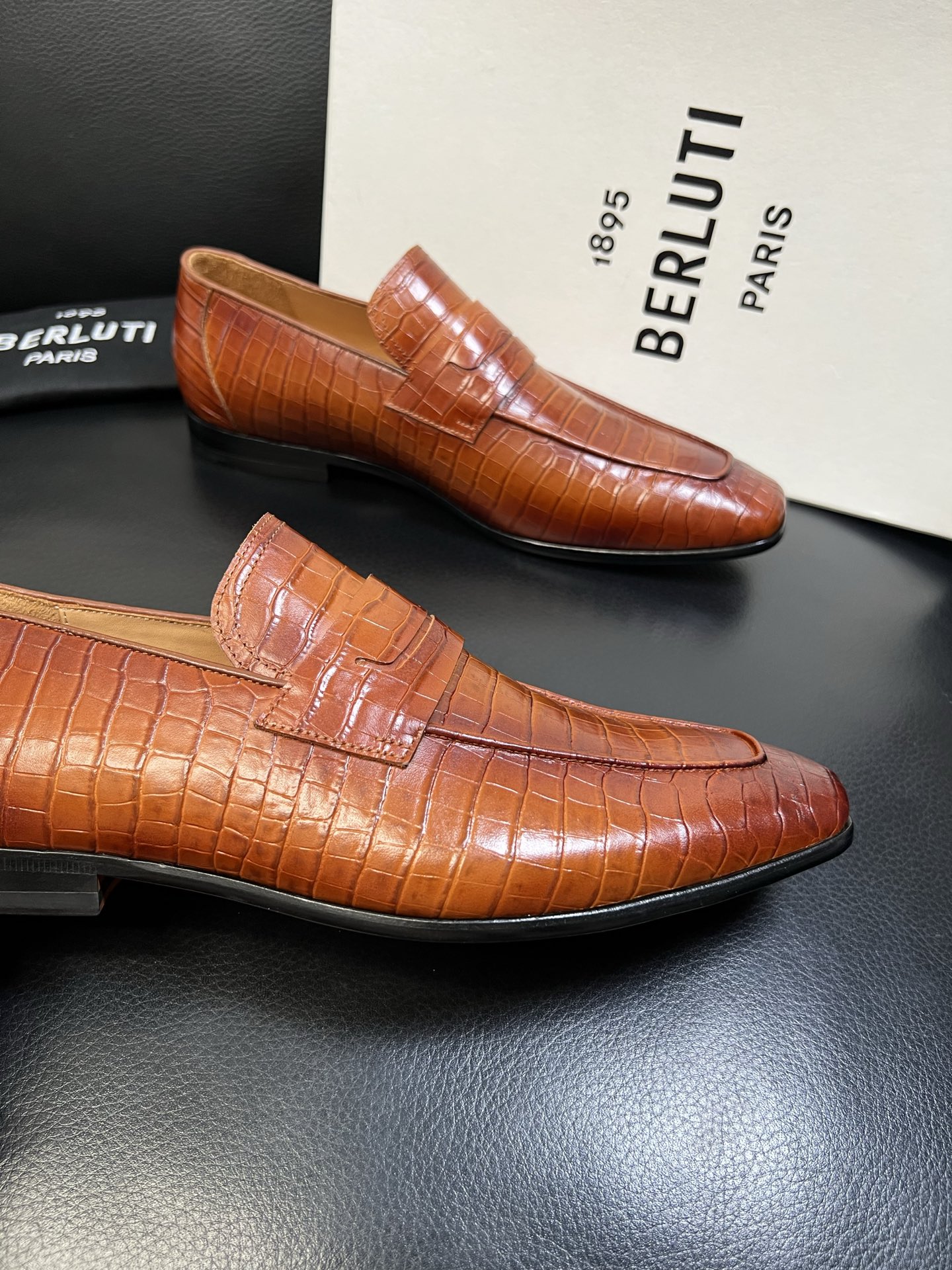 Berluti 高品质 顶级工艺品 布鲁提 专柜同步发售原厂配置，意大利进口牛皮面料，全进口水染牛皮里垫