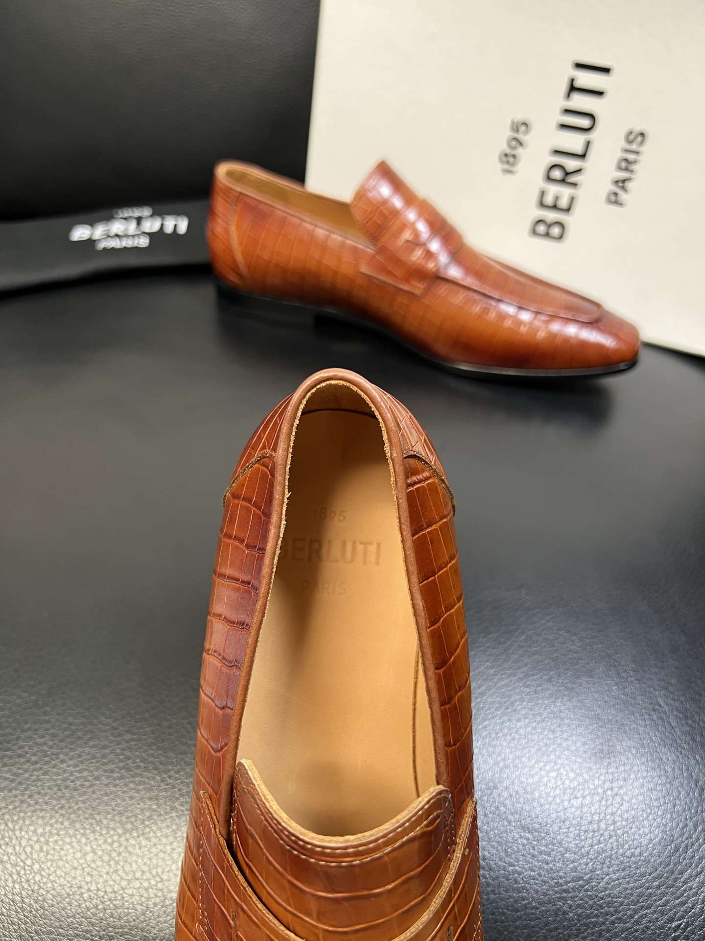 Berluti 高品质 顶级工艺品 布鲁提 专柜同步发售原厂配置，意大利进口牛皮面料，全进口水染牛皮里垫