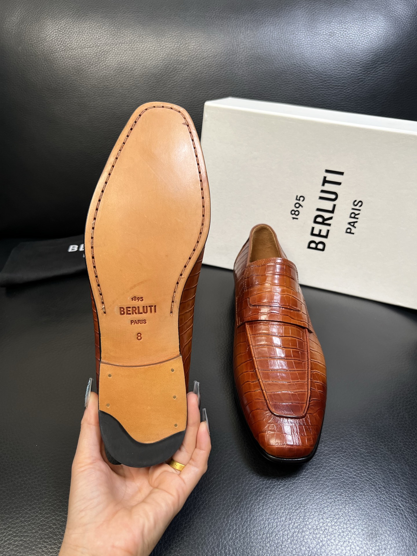 Berluti 高品质 顶级工艺品 布鲁提 专柜同步发售原厂配置，意大利进口牛皮面料，全进口水染牛皮里垫