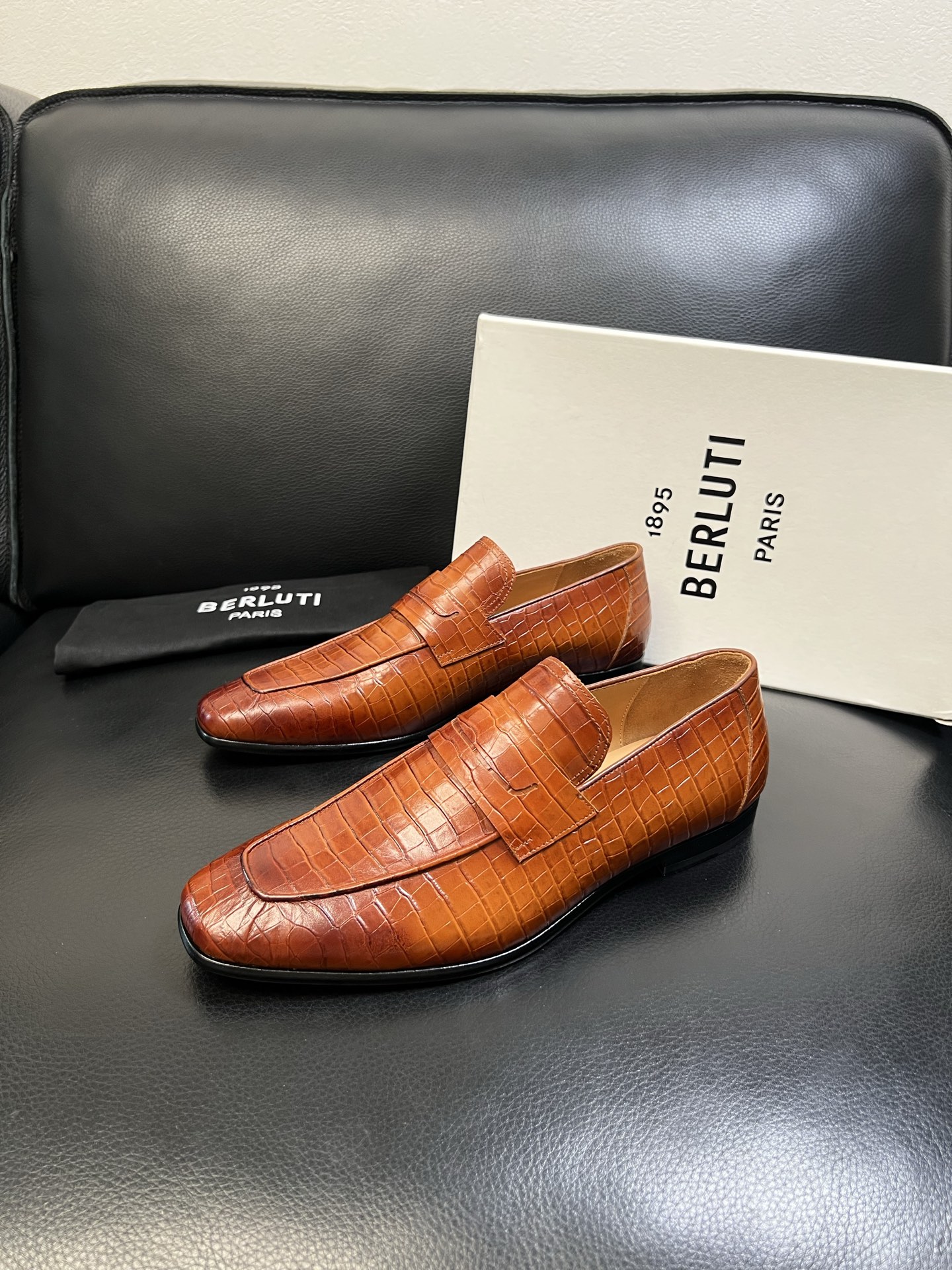 Berluti 高品质 顶级工艺品 布鲁提 专柜同步发售原厂配置，意大利进口牛皮面料，全进口水染牛皮里垫