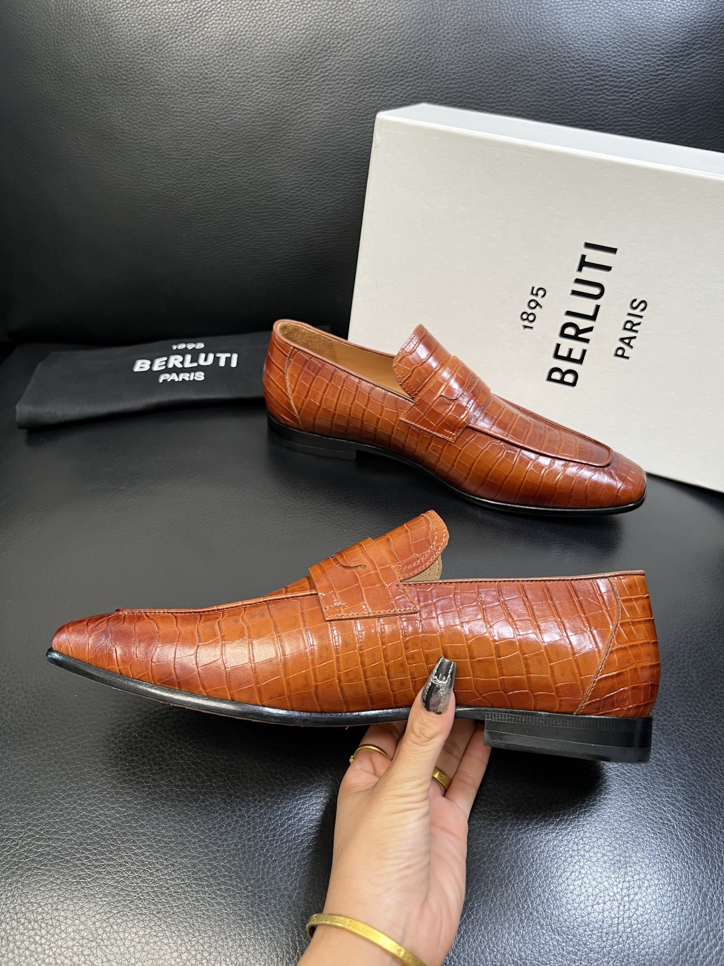 Berluti 高品质 顶级工艺品 布鲁提 专柜同步发售原厂配置，意大利进口牛皮面料，全进口水染牛皮里垫
