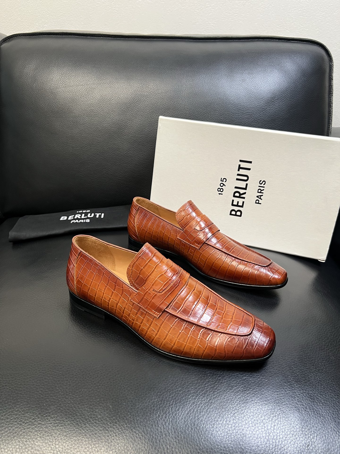 Berluti 高品质 顶级工艺品 布鲁提 专柜同步发售原厂配置，意大利进口牛皮面料，全进口水染牛皮里垫