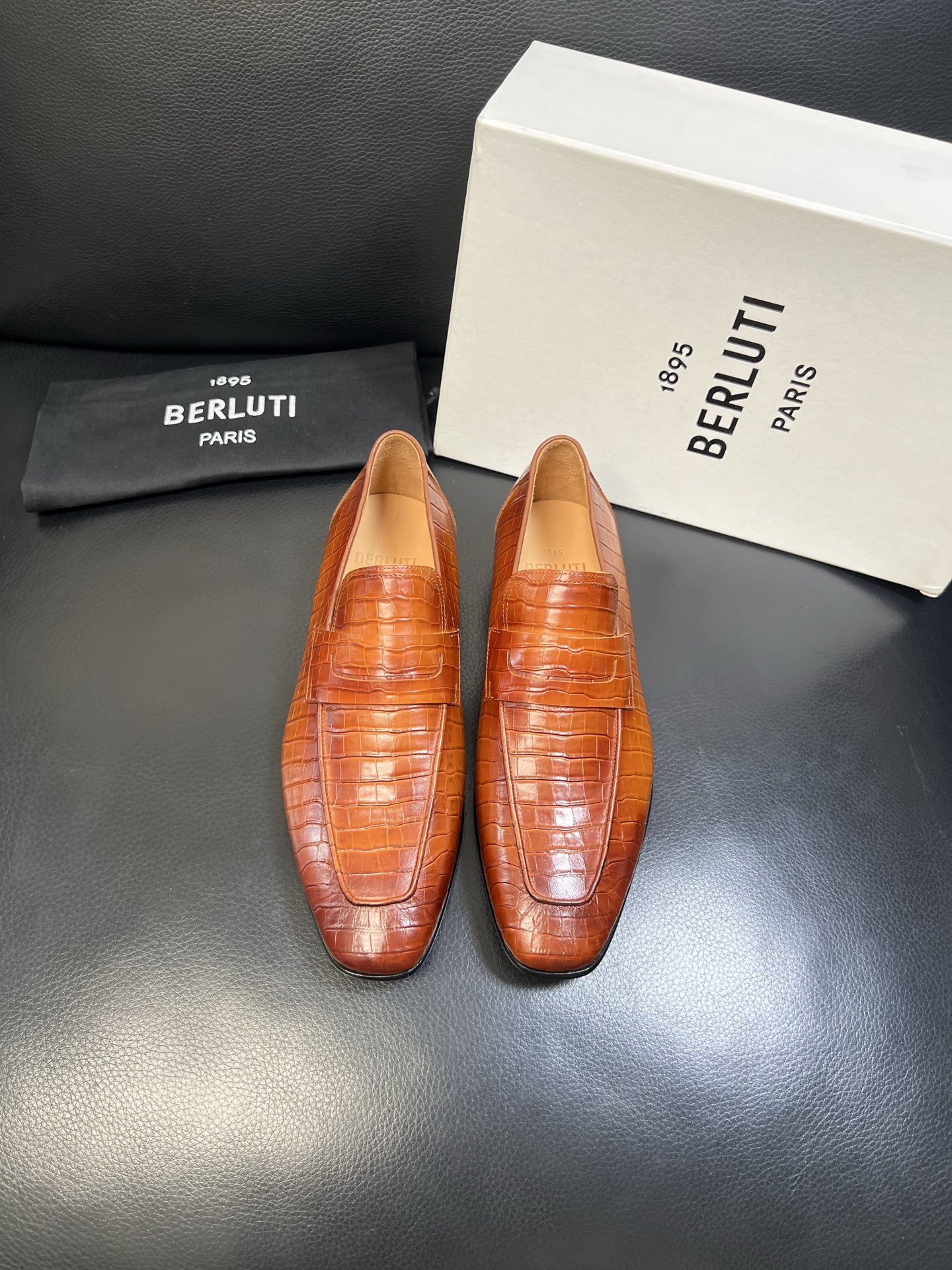 Berluti 高品质 顶级工艺品 布鲁提 专柜同步发售原厂配置，意大利进口牛皮面料，全进口水染牛皮里垫
