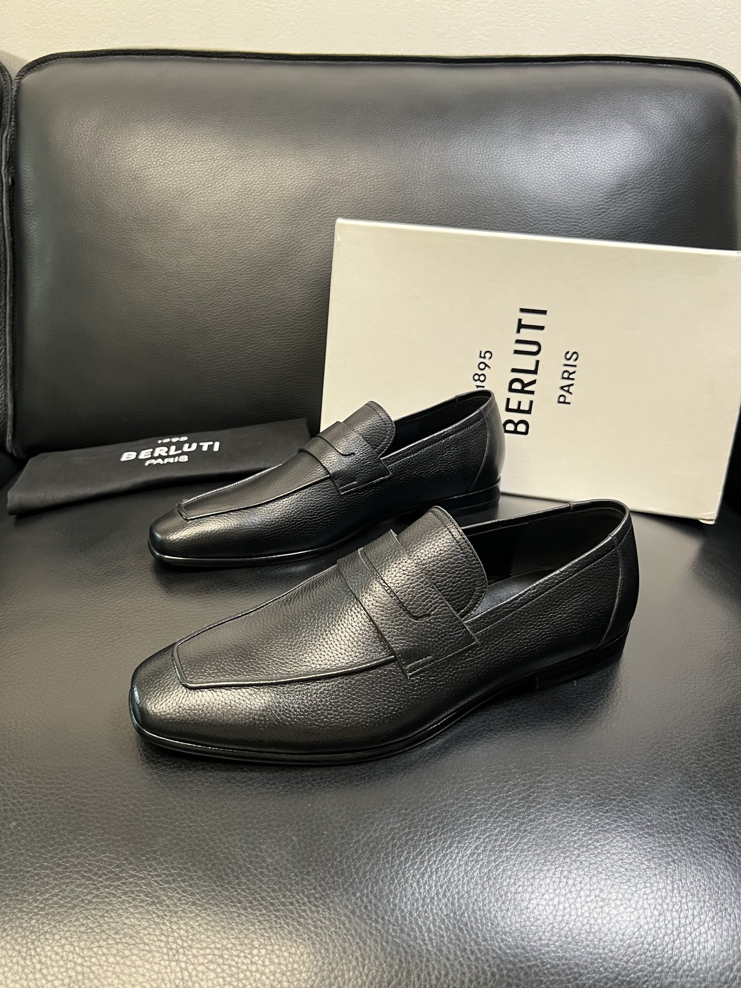 Berluti 高品质 顶级工艺品 布鲁提 专柜同步发售原厂配置，意大利进口牛皮面料，全进口水染牛皮里垫