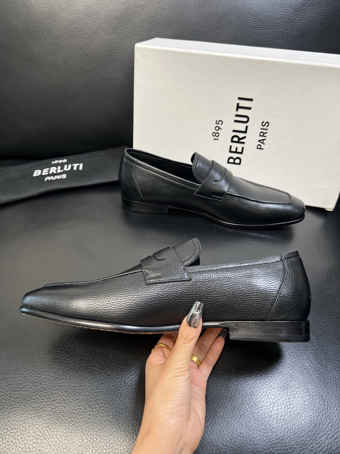 Berluti 高品质 顶级工艺品 布鲁提 专柜同步发售原厂配置，意大利进口牛皮面料，全进口水染牛皮里垫