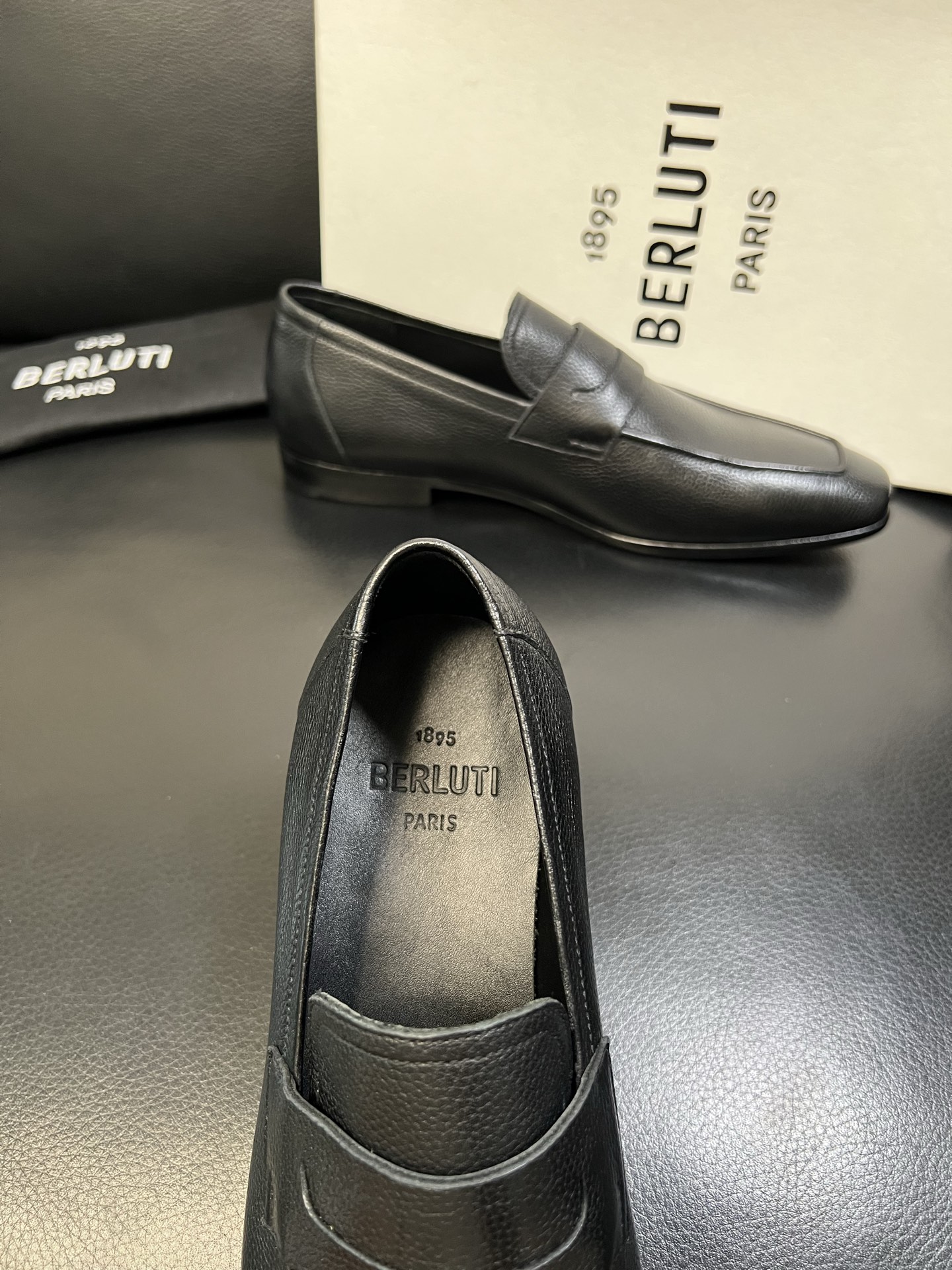 Berluti 高品质 顶级工艺品 布鲁提 专柜同步发售原厂配置，意大利进口牛皮面料，全进口水染牛皮里垫