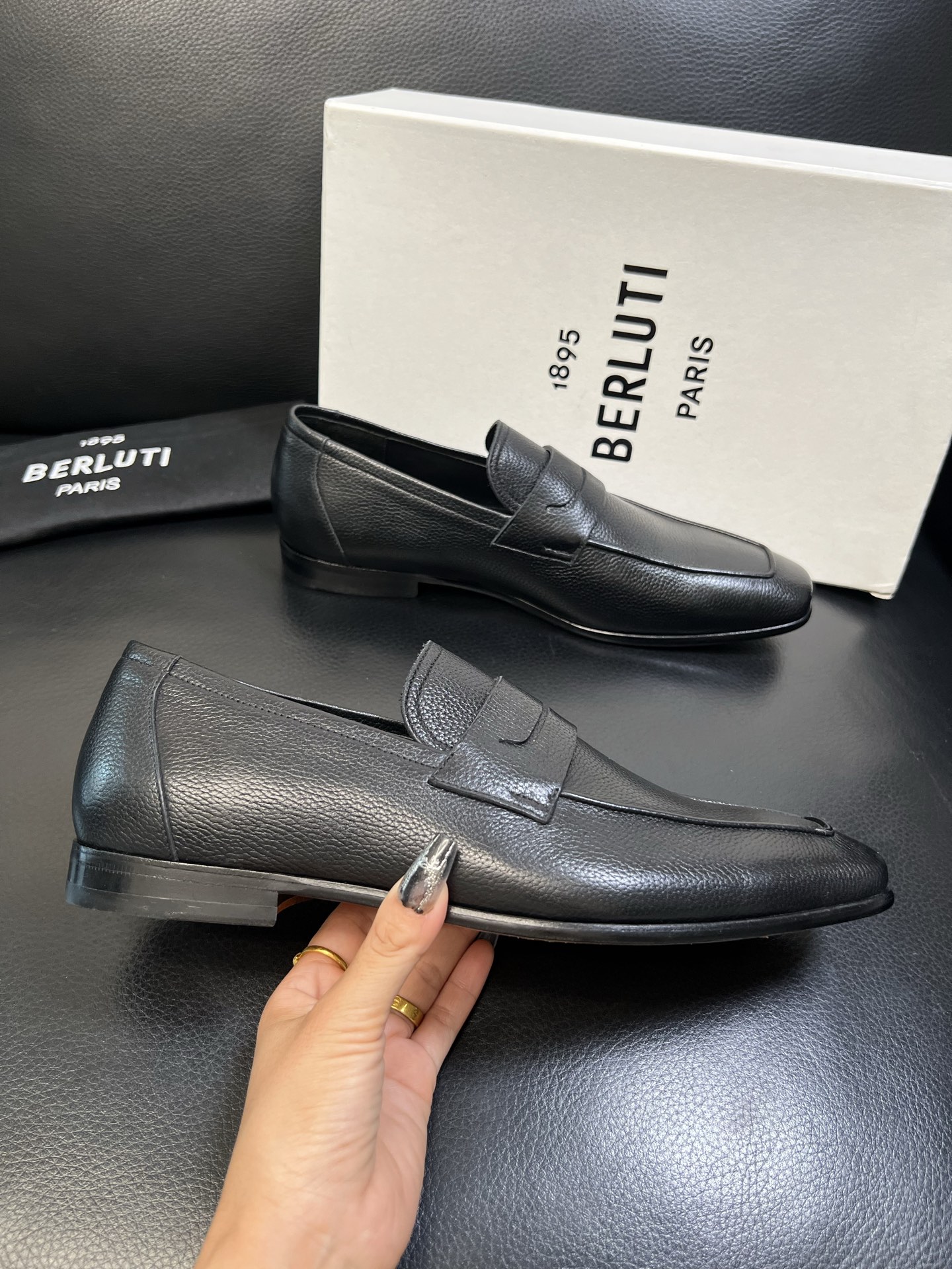 Berluti 高品质 顶级工艺品 布鲁提 专柜同步发售原厂配置，意大利进口牛皮面料，全进口水染牛皮里垫