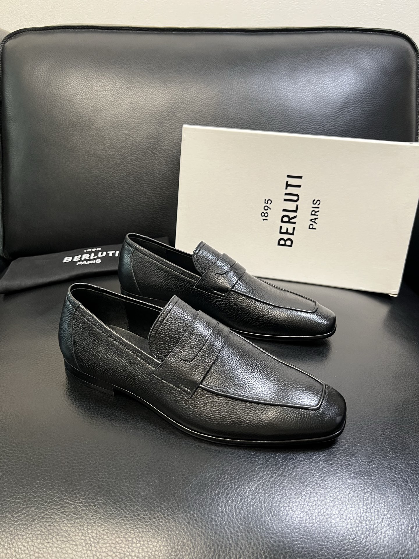 Berluti 高品质 顶级工艺品 布鲁提 专柜同步发售原厂配置，意大利进口牛皮面料，全进口水染牛皮里垫