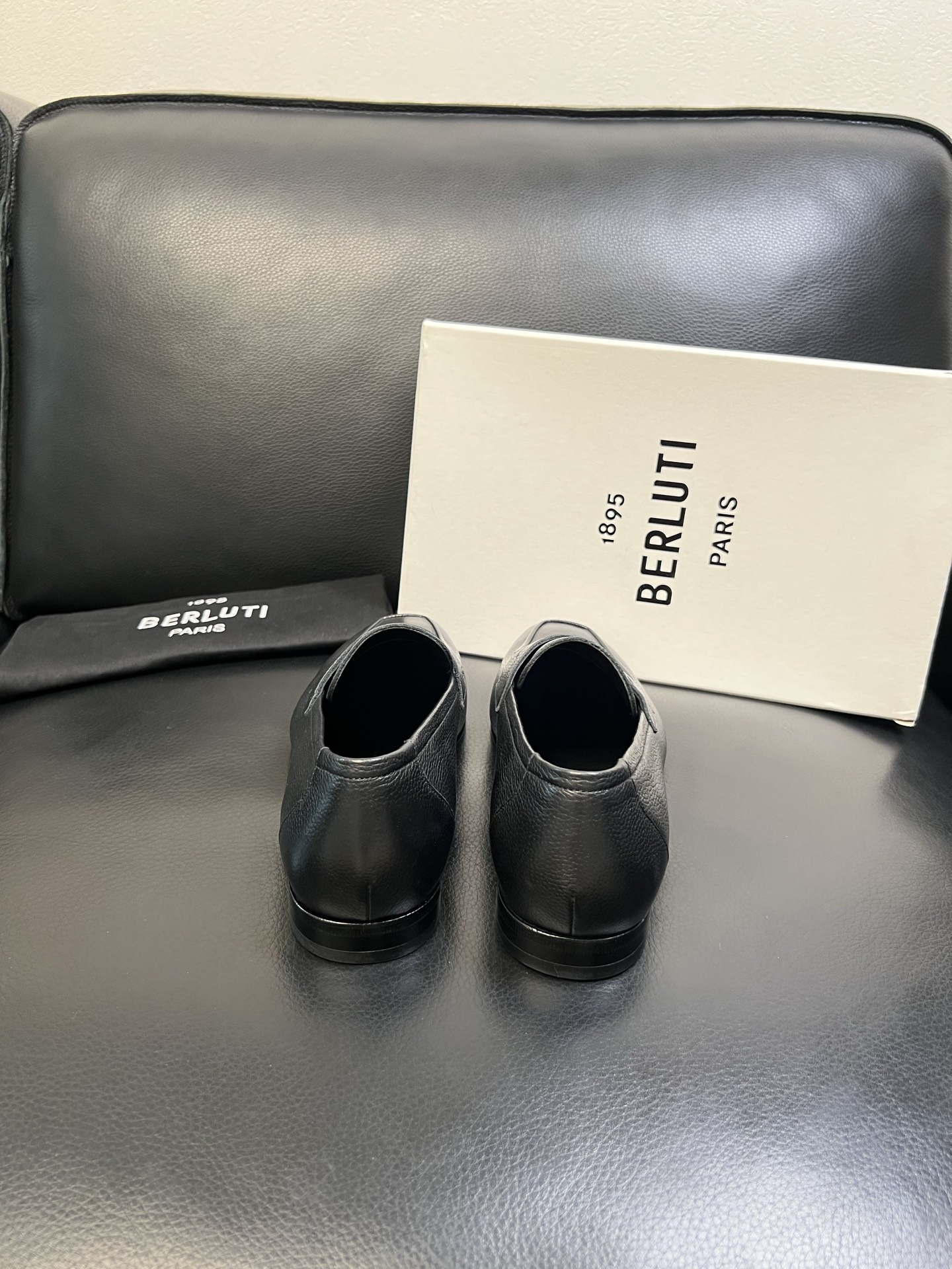 Berluti 高品质 顶级工艺品 布鲁提 专柜同步发售原厂配置，意大利进口牛皮面料，全进口水染牛皮里垫