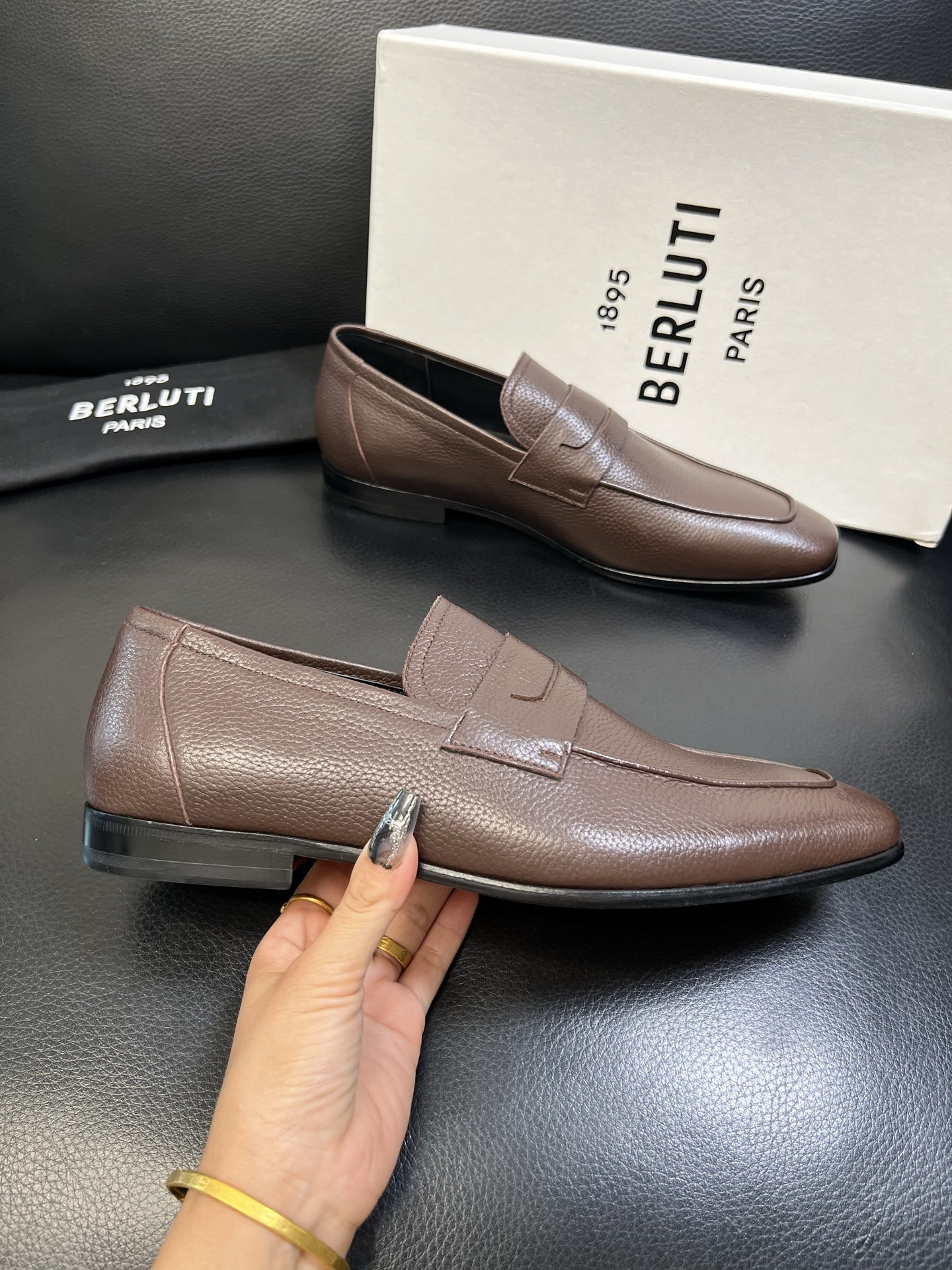 Berluti 高品质 顶级工艺品 布鲁提 专柜同步发售原厂配置，意大利进口牛皮面料，全进口水染牛皮里垫