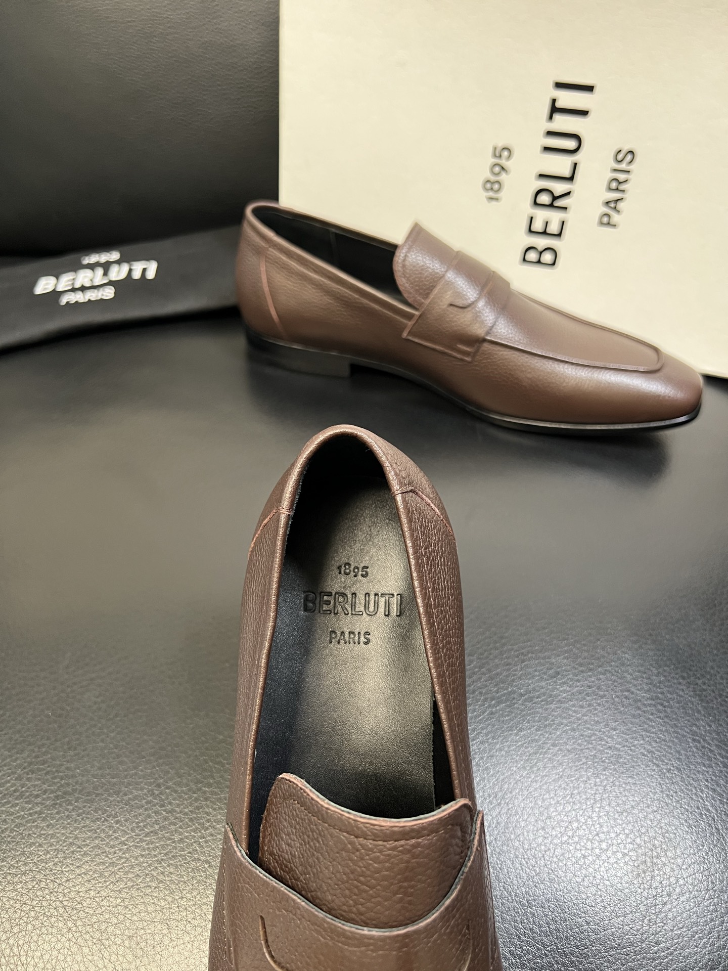 Berluti 高品质 顶级工艺品 布鲁提 专柜同步发售原厂配置，意大利进口牛皮面料，全进口水染牛皮里垫