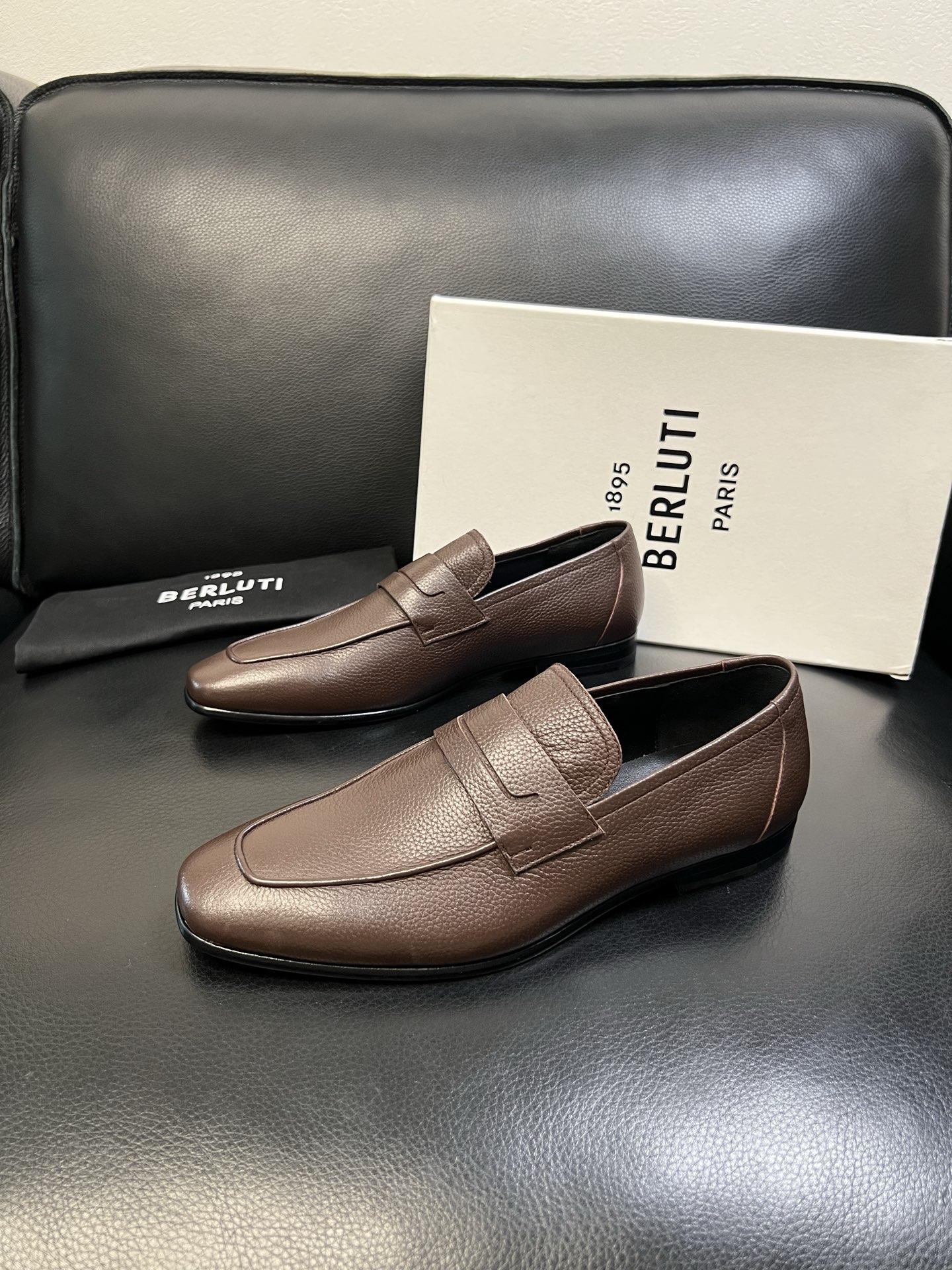 Berluti 高品质 顶级工艺品 布鲁提 专柜同步发售原厂配置，意大利进口牛皮面料，全进口水染牛皮里垫