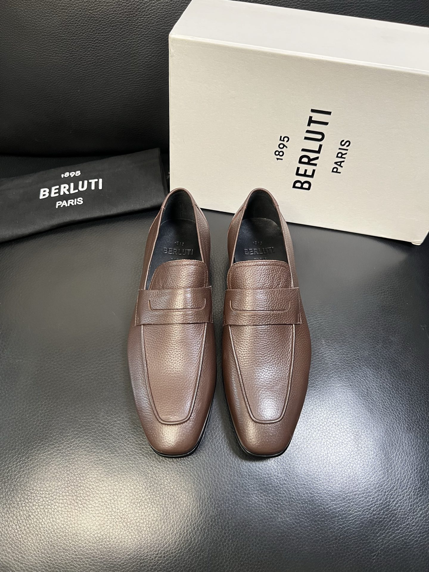 Berluti 高品质 顶级工艺品 布鲁提 专柜同步发售原厂配置，意大利进口牛皮面料，全进口水染牛皮里垫