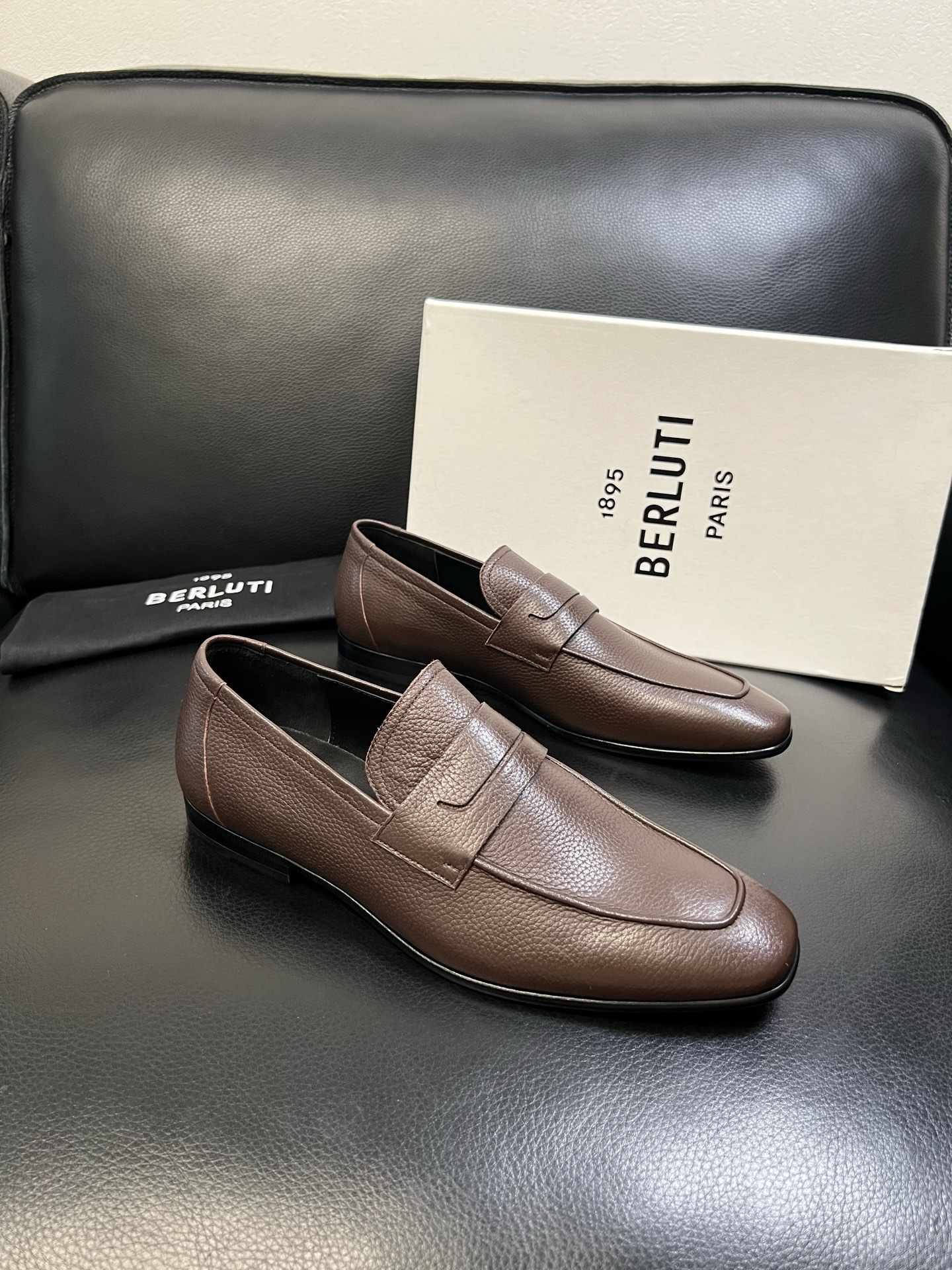 Berluti 高品质 顶级工艺品 布鲁提 专柜同步发售原厂配置，意大利进口牛皮面料，全进口水染牛皮里垫