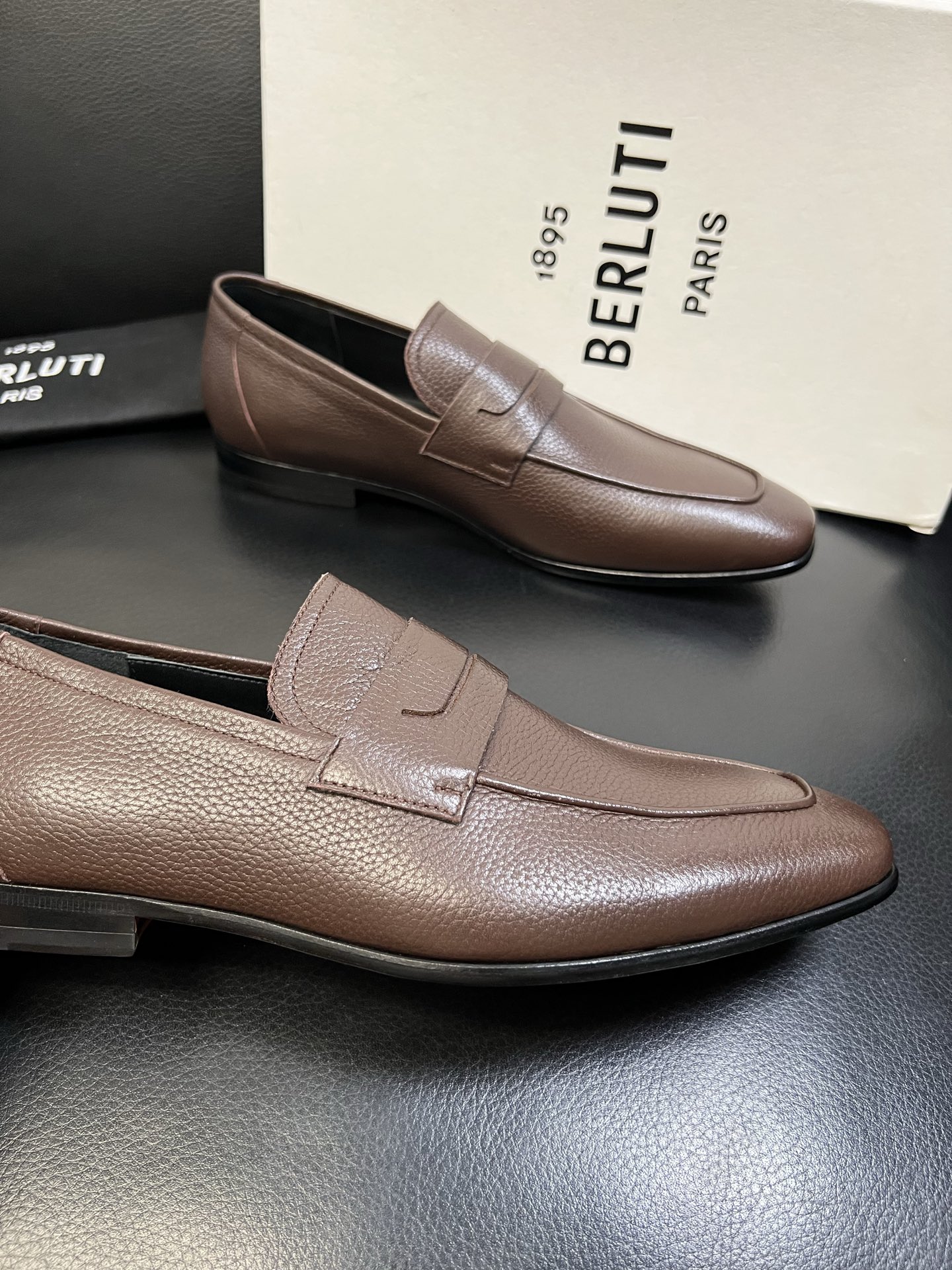 Berluti 高品质 顶级工艺品 布鲁提 专柜同步发售原厂配置，意大利进口牛皮面料，全进口水染牛皮里垫