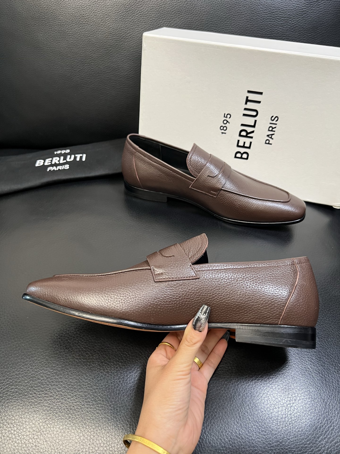 Berluti 高品质 顶级工艺品 布鲁提 专柜同步发售原厂配置，意大利进口牛皮面料，全进口水染牛皮里垫
