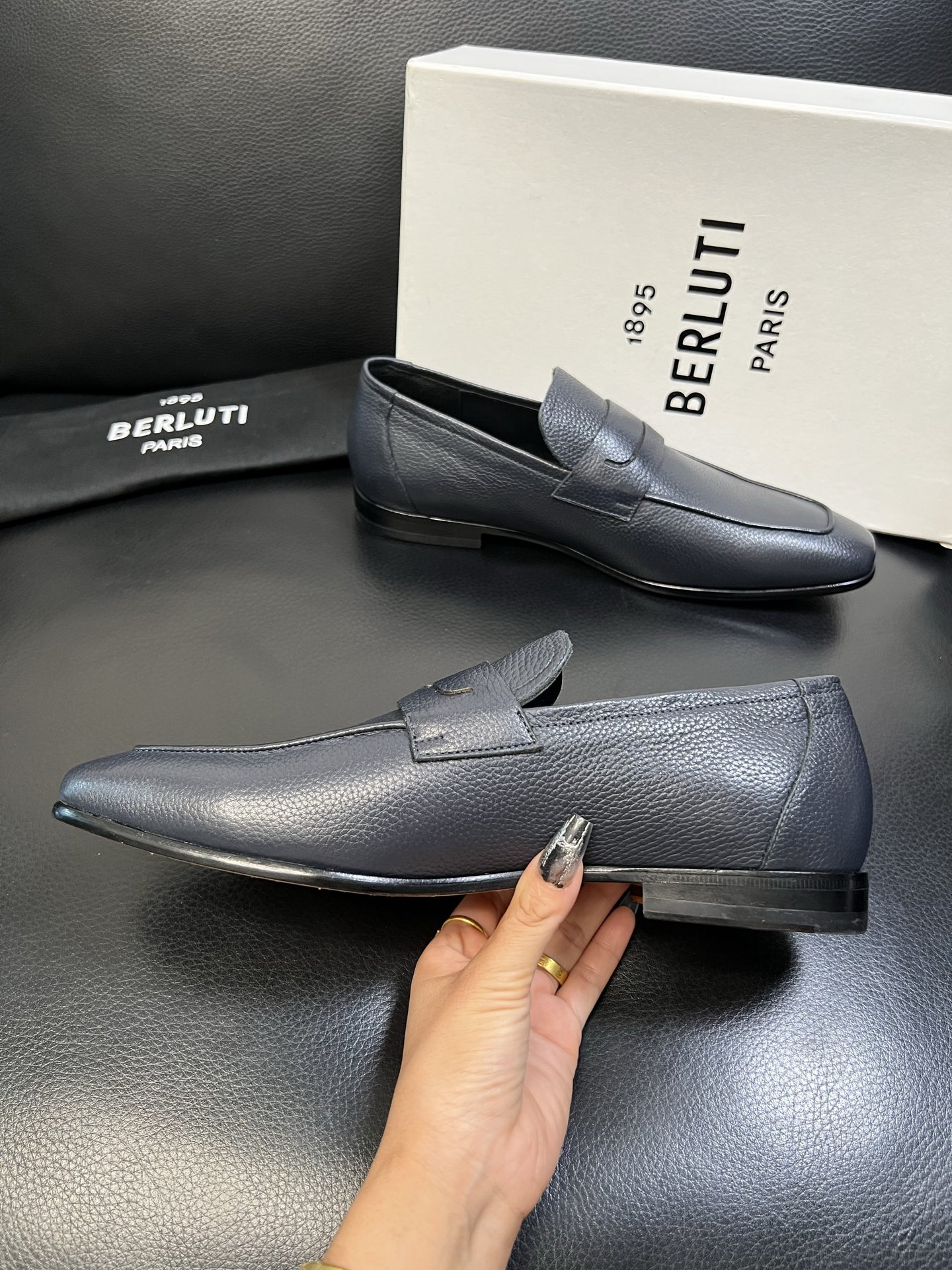 Berluti 高品质 顶级工艺品 布鲁提 专柜同步发售原厂配置，意大利进口牛皮面料，全进口水染牛皮里垫