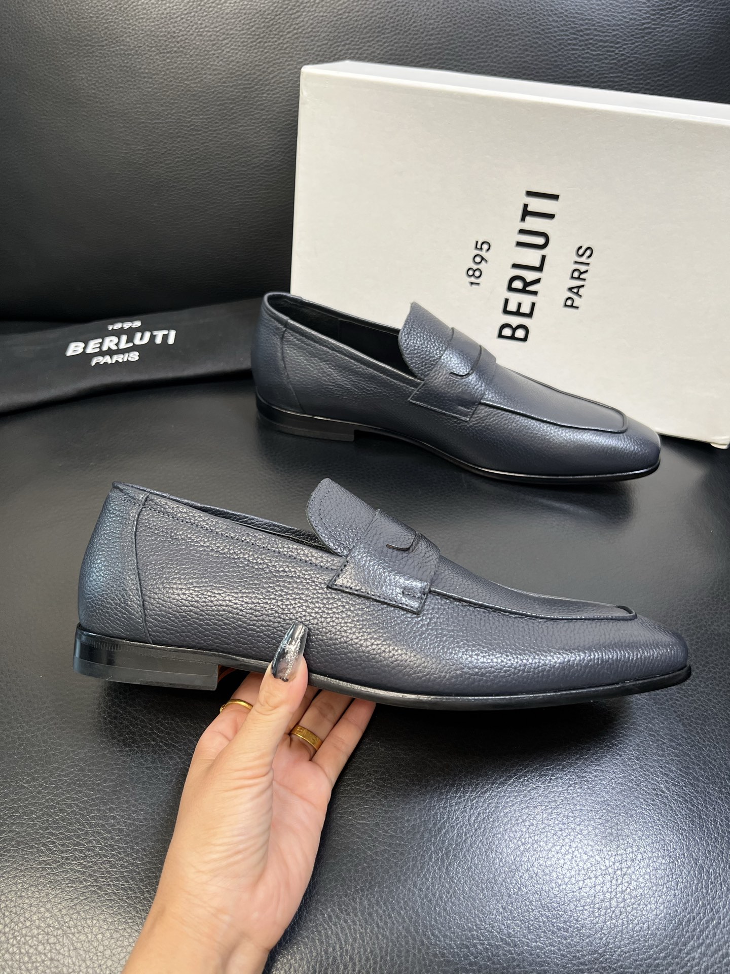 Berluti 高品质 顶级工艺品 布鲁提 专柜同步发售原厂配置，意大利进口牛皮面料，全进口水染牛皮里垫