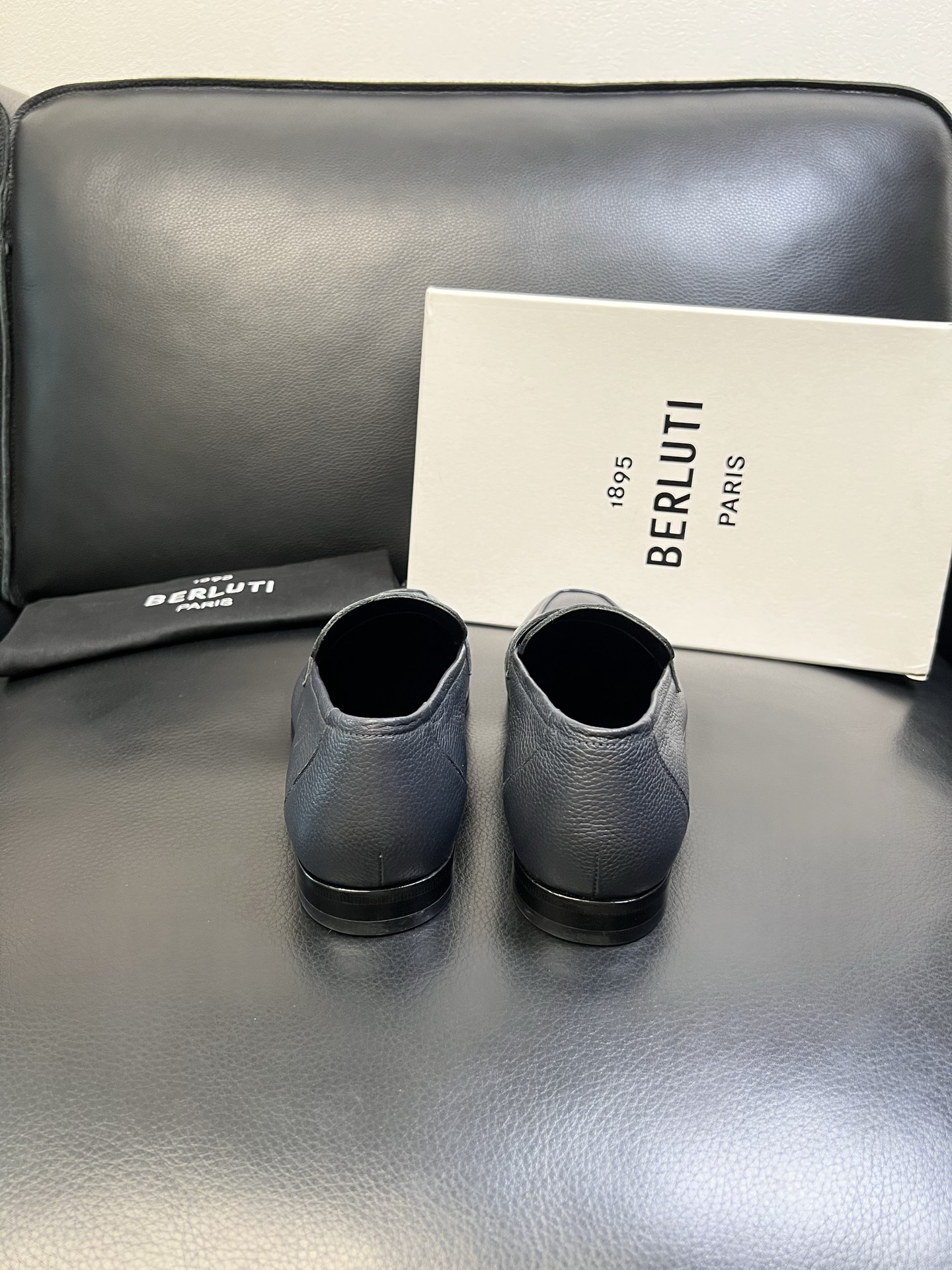 Berluti 高品质 顶级工艺品 布鲁提 专柜同步发售原厂配置，意大利进口牛皮面料，全进口水染牛皮里垫