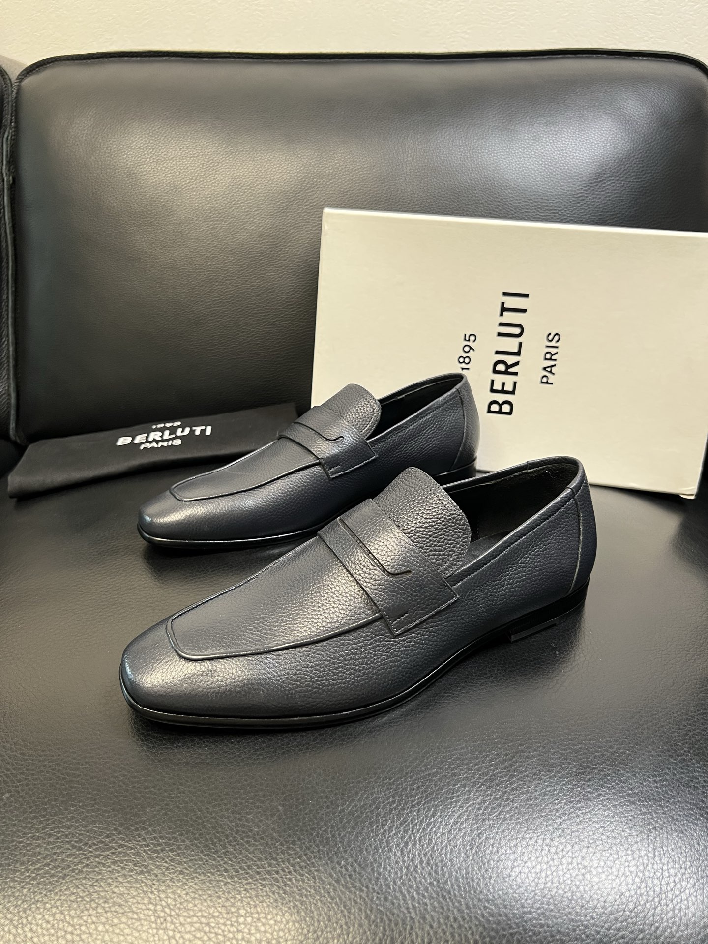 Berluti 高品质 顶级工艺品 布鲁提 专柜同步发售原厂配置，意大利进口牛皮面料，全进口水染牛皮里垫