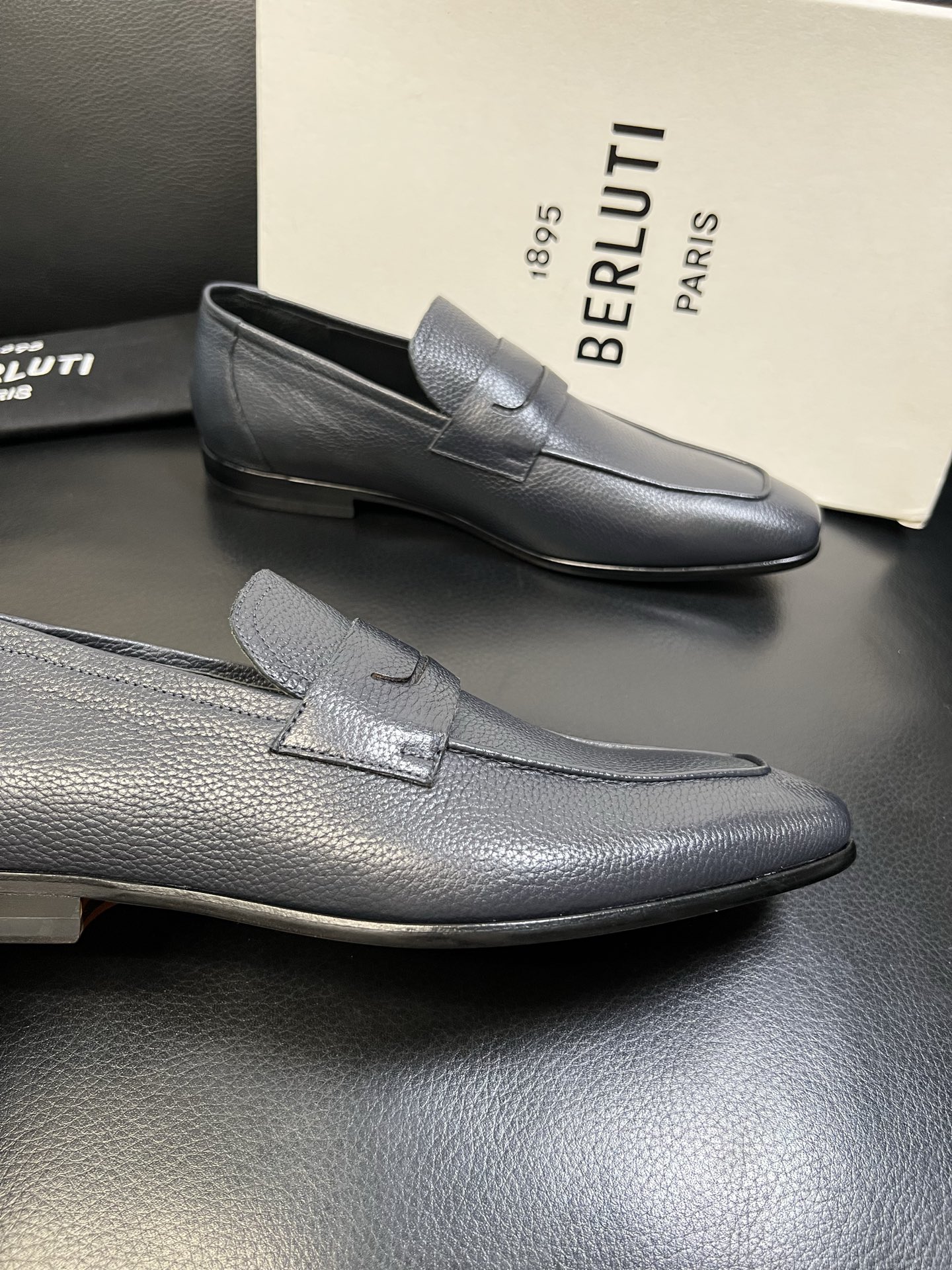 Berluti 高品质 顶级工艺品 布鲁提 专柜同步发售原厂配置，意大利进口牛皮面料，全进口水染牛皮里垫