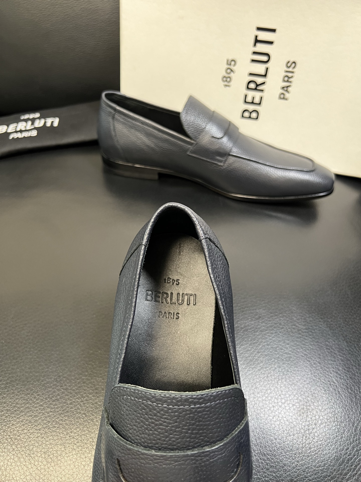 Berluti 高品质 顶级工艺品 布鲁提 专柜同步发售原厂配置，意大利进口牛皮面料，全进口水染牛皮里垫