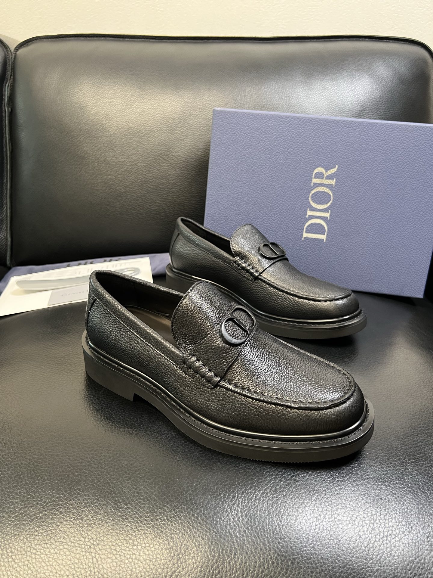 NO:557990,Dior top handicrafts, Dior counter synchronization, original factory configuration, original cowhide fabric imported from Italy, breathable and comfortable imported water-dyed cowhide lining, original soles specially provided by the factory and super comfortable, original factory high-quality single goods, you can enter and exit the counter at will, welcome to compare counter synchronization, code number 39-44 (order 38 45), dior, dior, cowhide19860909Dior 顶级工艺品 迪奥 专柜同步 原厂配置,意大利进口原版牛皮面料,透气舒适进口水染牛里垫,鞋底原厂特供原版底超级舒适,原厂跟单货高品质,可随意进出专柜,欢迎对比专柜同步,码数 39-44（订 38 45）,,dior,dior,cowhide,Men's shoes