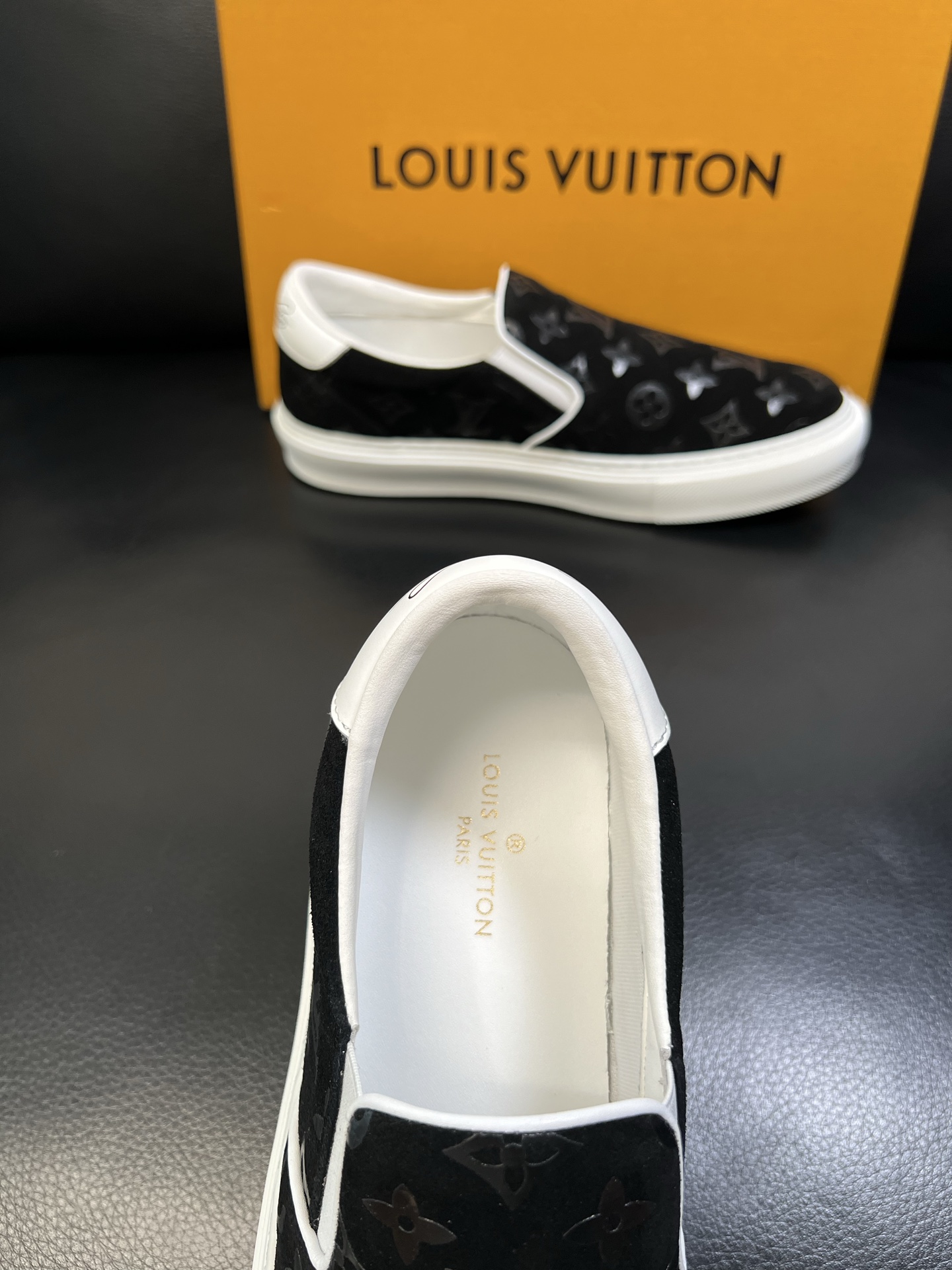 Lv 高品质 顶级工艺品 路易威登，运动板鞋专柜同步，鞋面意大利进口，高品质拼接缤纷色彩复杂工艺品，进口