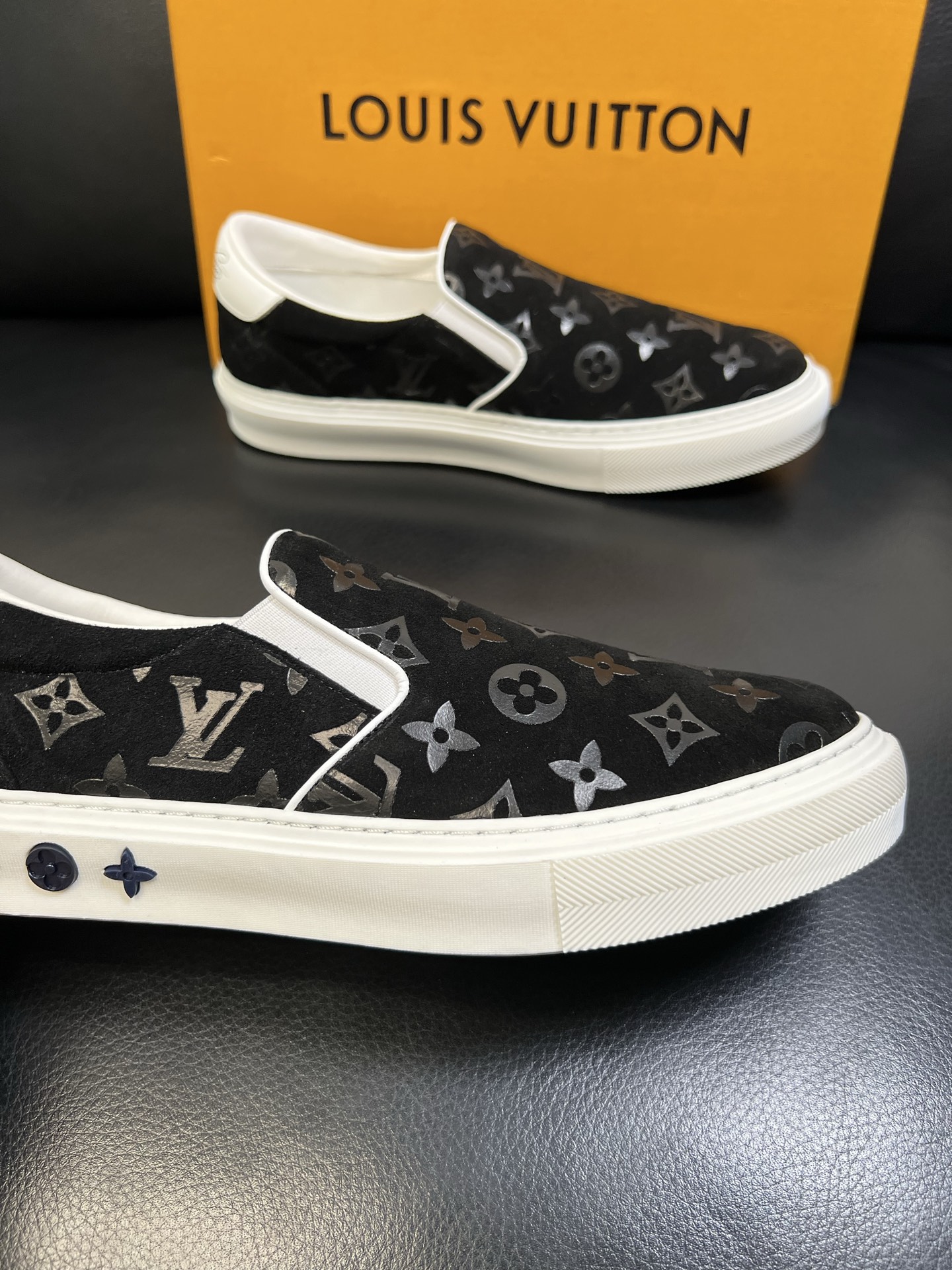 Lv 高品质 顶级工艺品 路易威登，运动板鞋专柜同步，鞋面意大利进口，高品质拼接缤纷色彩复杂工艺品，进口