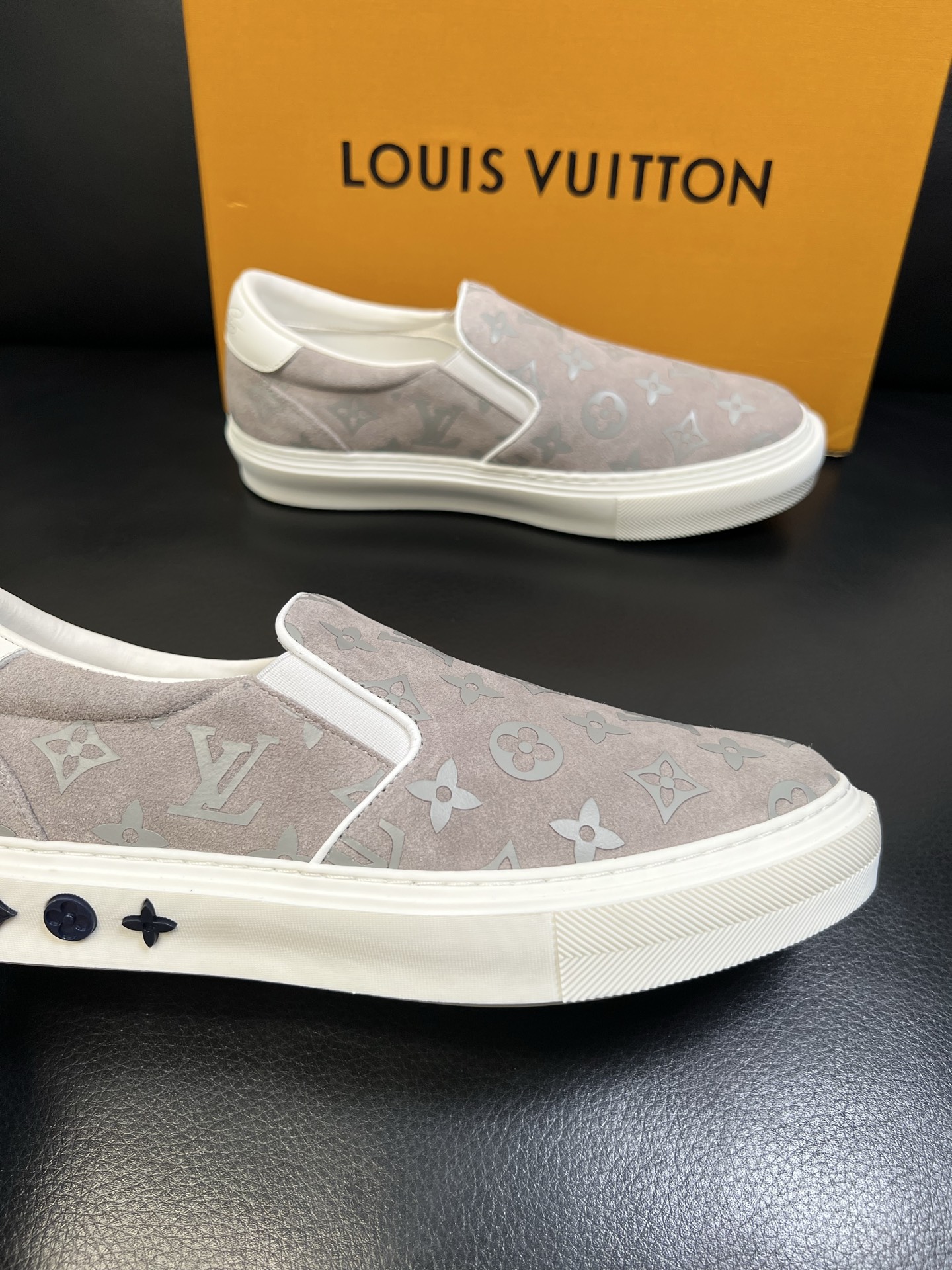 Lv 高品质 顶级工艺品 路易威登，运动板鞋专柜同步，鞋面意大利进口，高品质拼接缤纷色彩复杂工艺品，进口