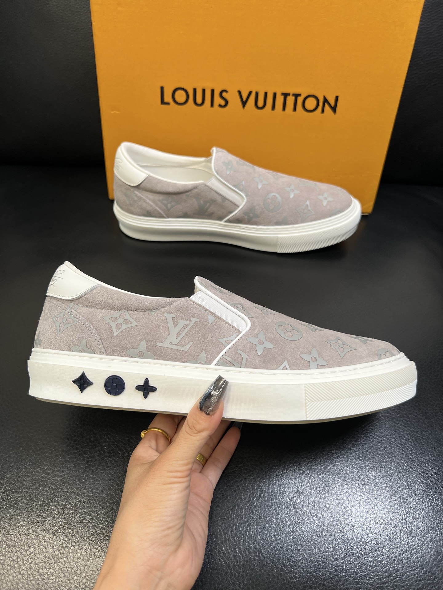 Lv 高品质 顶级工艺品 路易威登，运动板鞋专柜同步，鞋面意大利进口，高品质拼接缤纷色彩复杂工艺品，进口