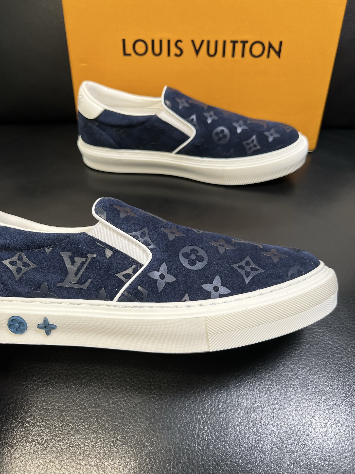 Lv 高品质 顶级工艺品 路易威登，运动板鞋专柜同步，鞋面意大利进口，高品质拼接缤纷色彩复杂工艺品，进口