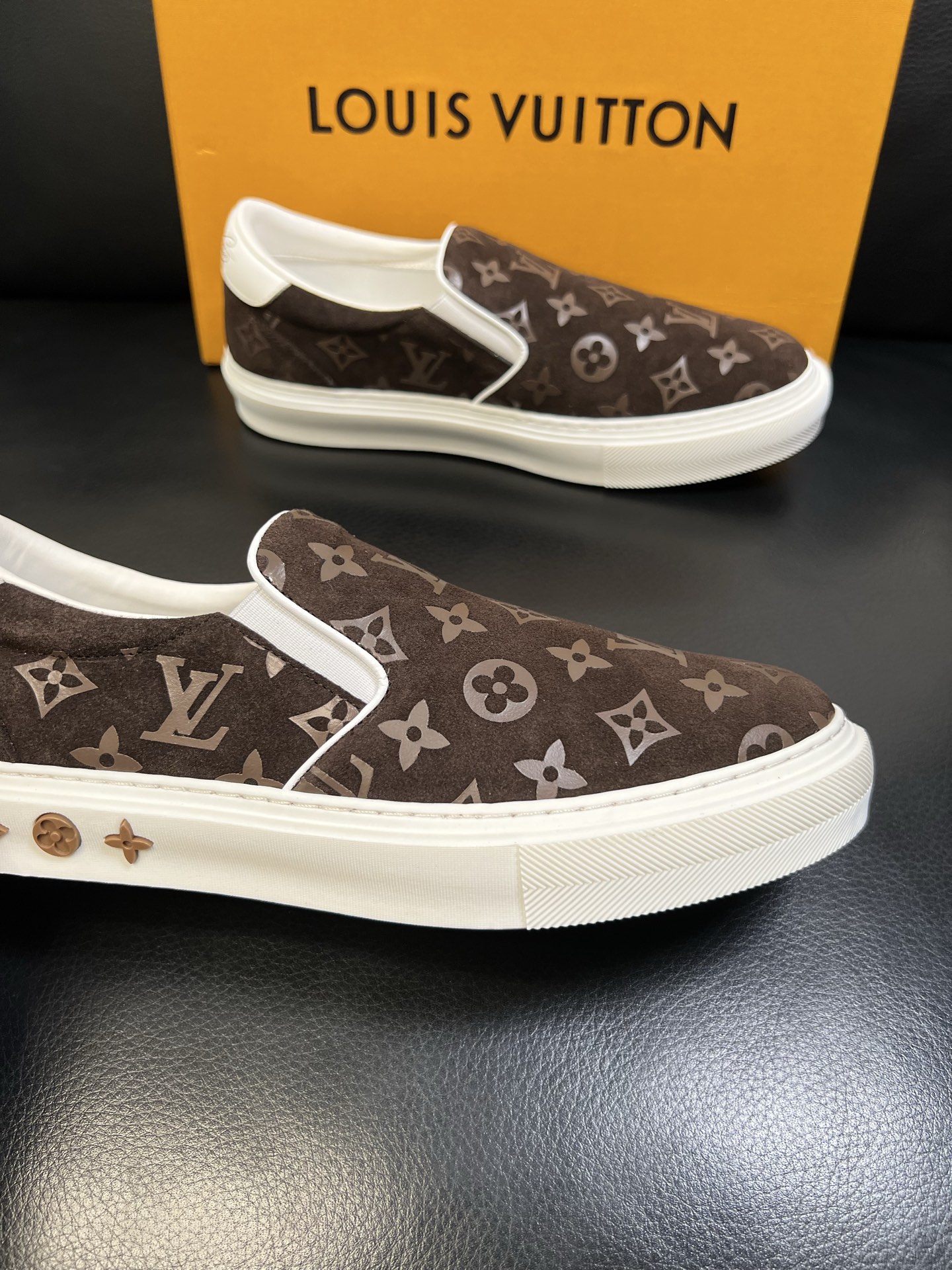 Lv 高品质 顶级工艺品 路易威登，运动板鞋专柜同步，鞋面意大利进口，高品质拼接缤纷色彩复杂工艺品，进口