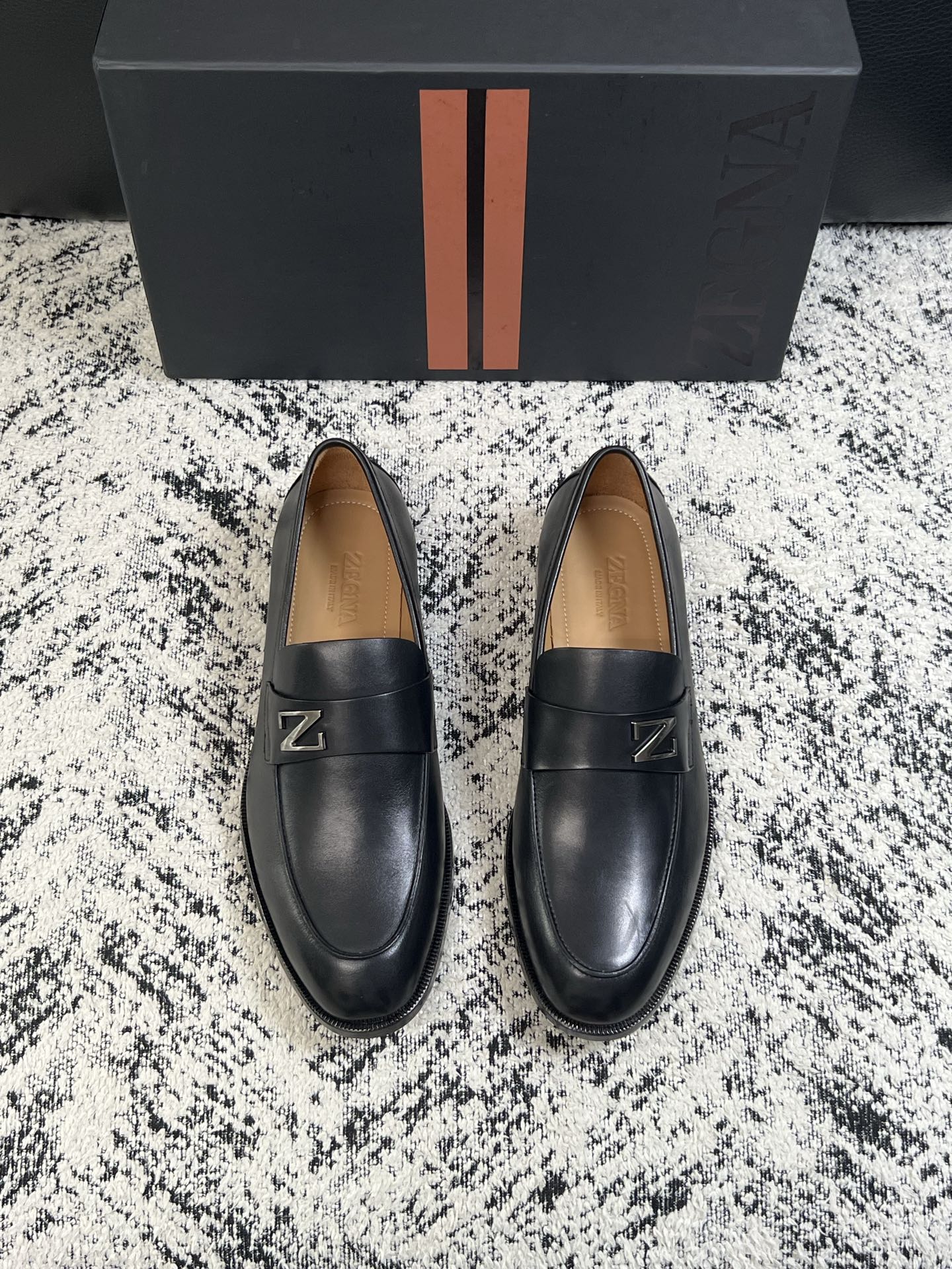 Zegna  高品质  顶级工艺品  杰尼亚  皮鞋专柜新款原厂配置，意大利进口牛皮面料，进口牛里垫，透气舒适，鞋底：原