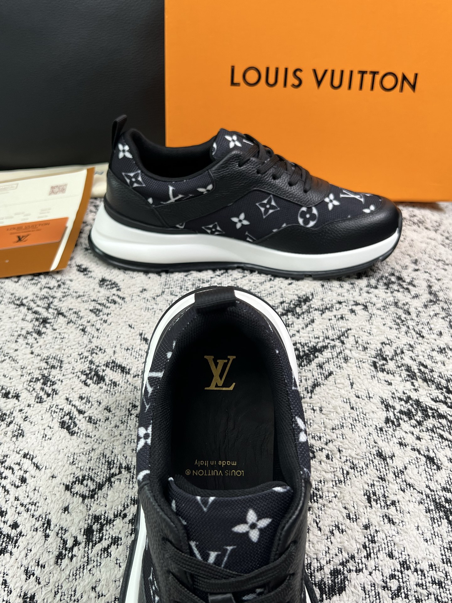 Lv 高品质  顶级工艺品  路易威登，运动板鞋专柜同步，鞋面意大利进口，高品质拼接缤纷色彩复杂工艺品，进口水染牛里柔软